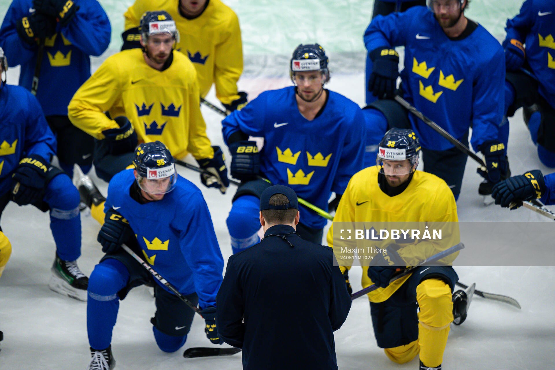 Players gather around head coach Sam Hallam of Sweden at a