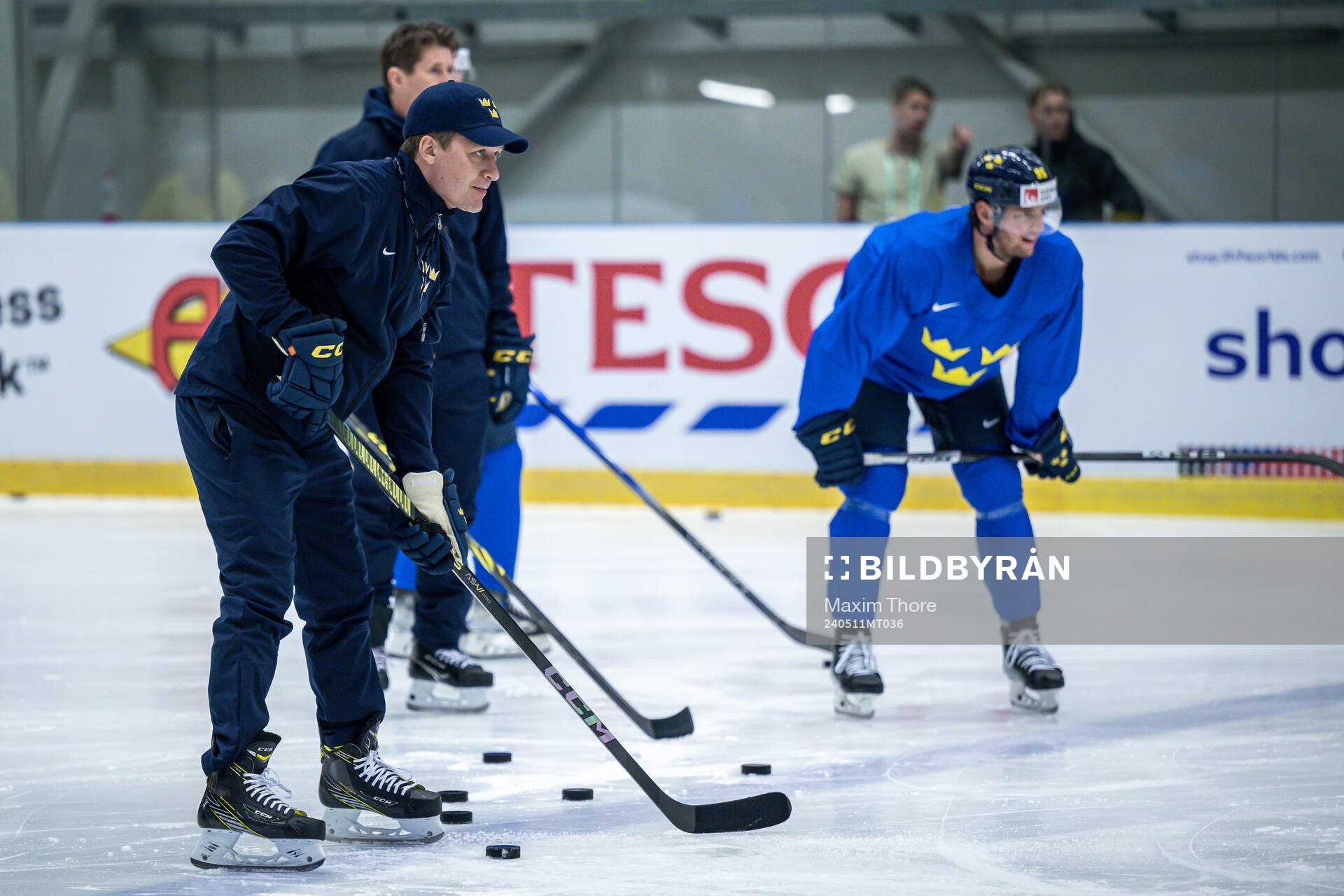 Head coach Sam Hallam of Sweden at a practice session