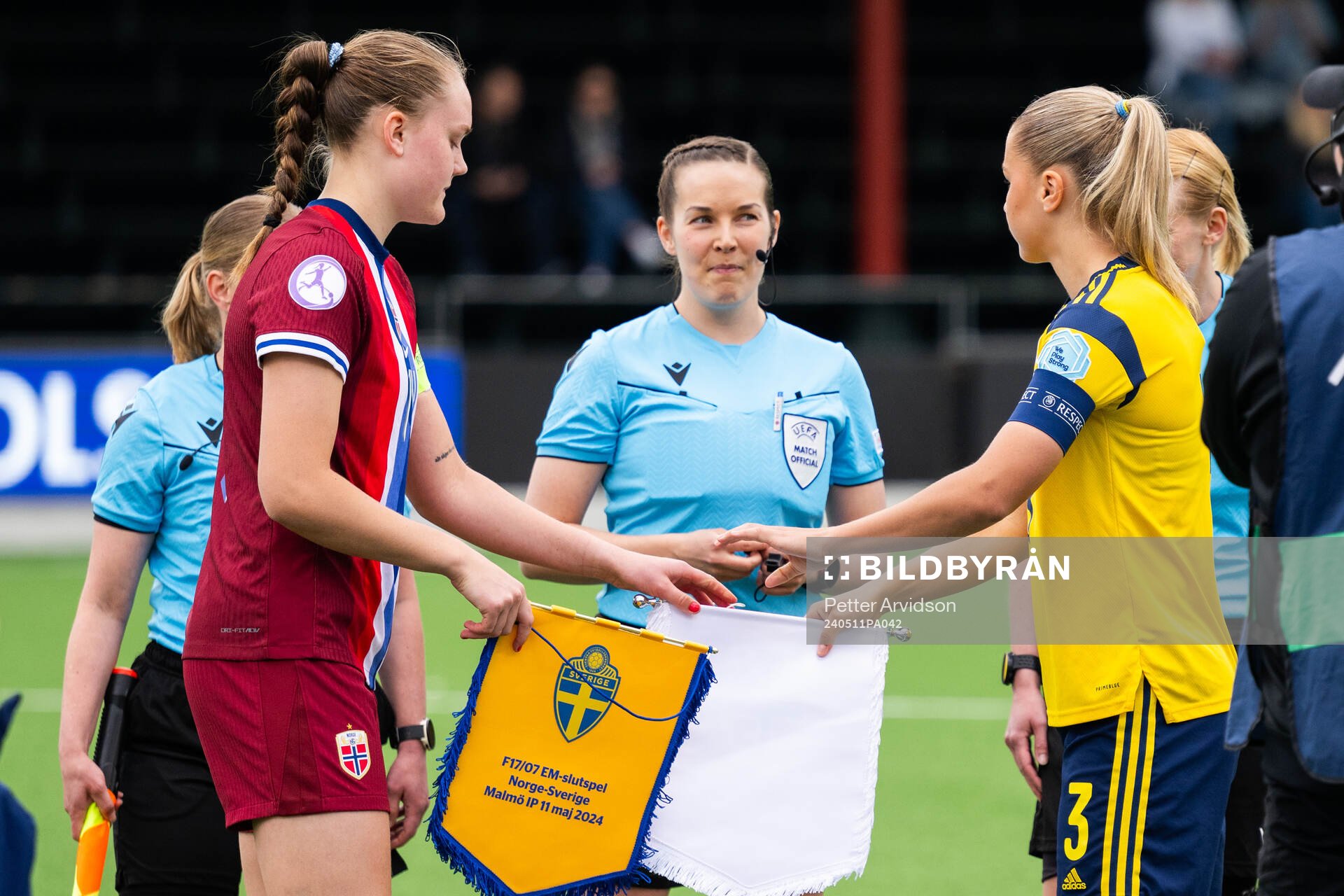 Referee Lotta Vuorio, Tuva Olaussen Sagen of Norway and
