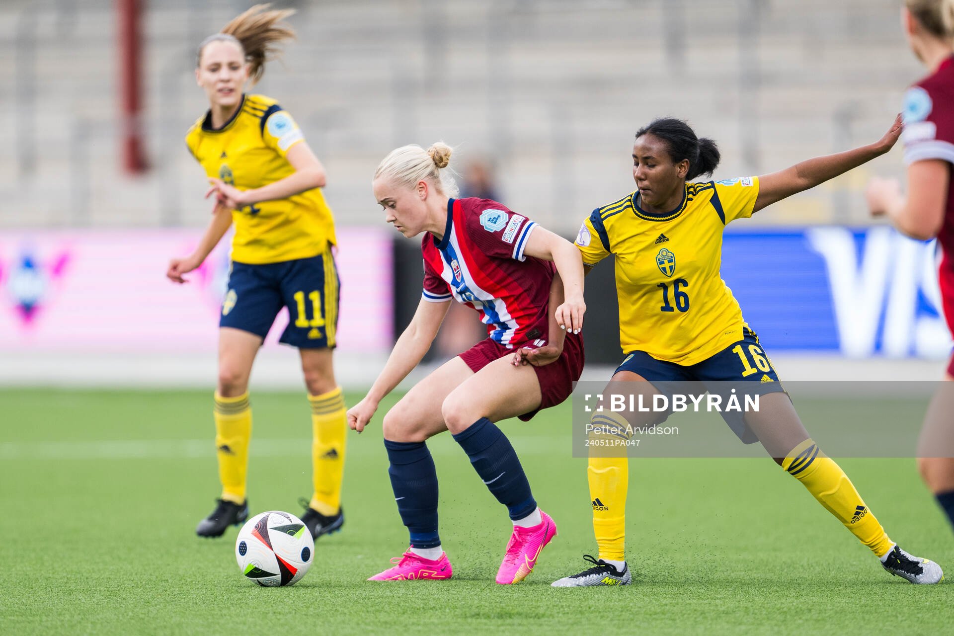 Tommine Enger of Norway and Saron Berhe of Sweden