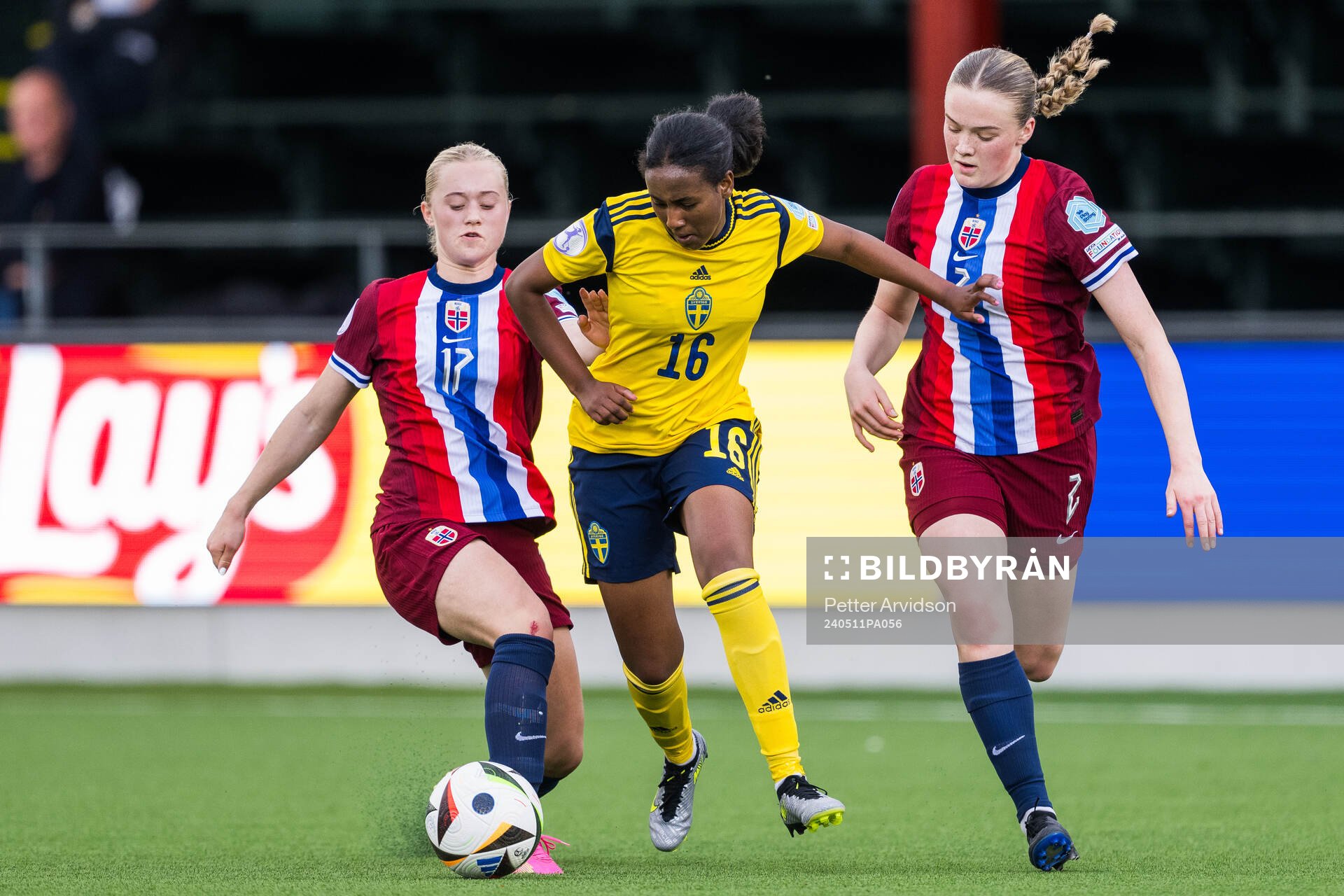 Saron Berhe of Sweden against Tommine Enger and Ina Raaum
