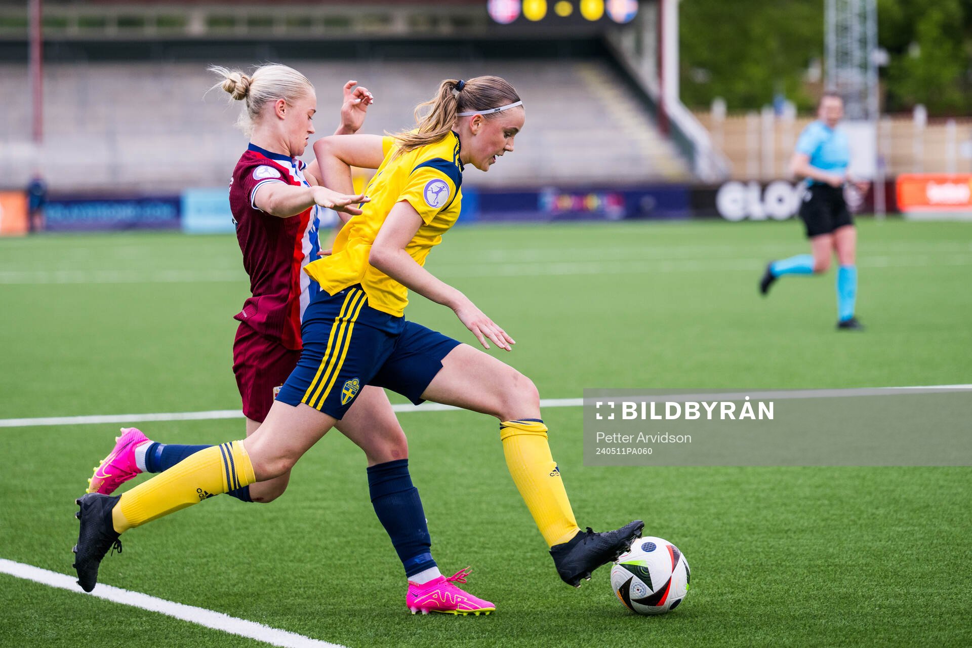 Mia Johannessen Bakke of Norway and Fabienne Bartholdson of Sweden during the UEFA European Women’s Under-17 Championship match between Norway and Sweden on May 11, 2024 in Malmö.