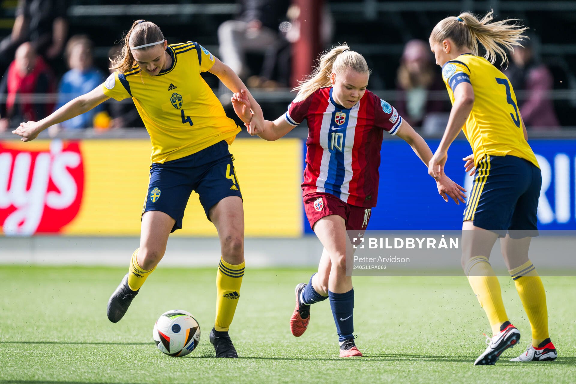 Fabienne Bartholdson of Sweden and Anny Kerim-Lindland of