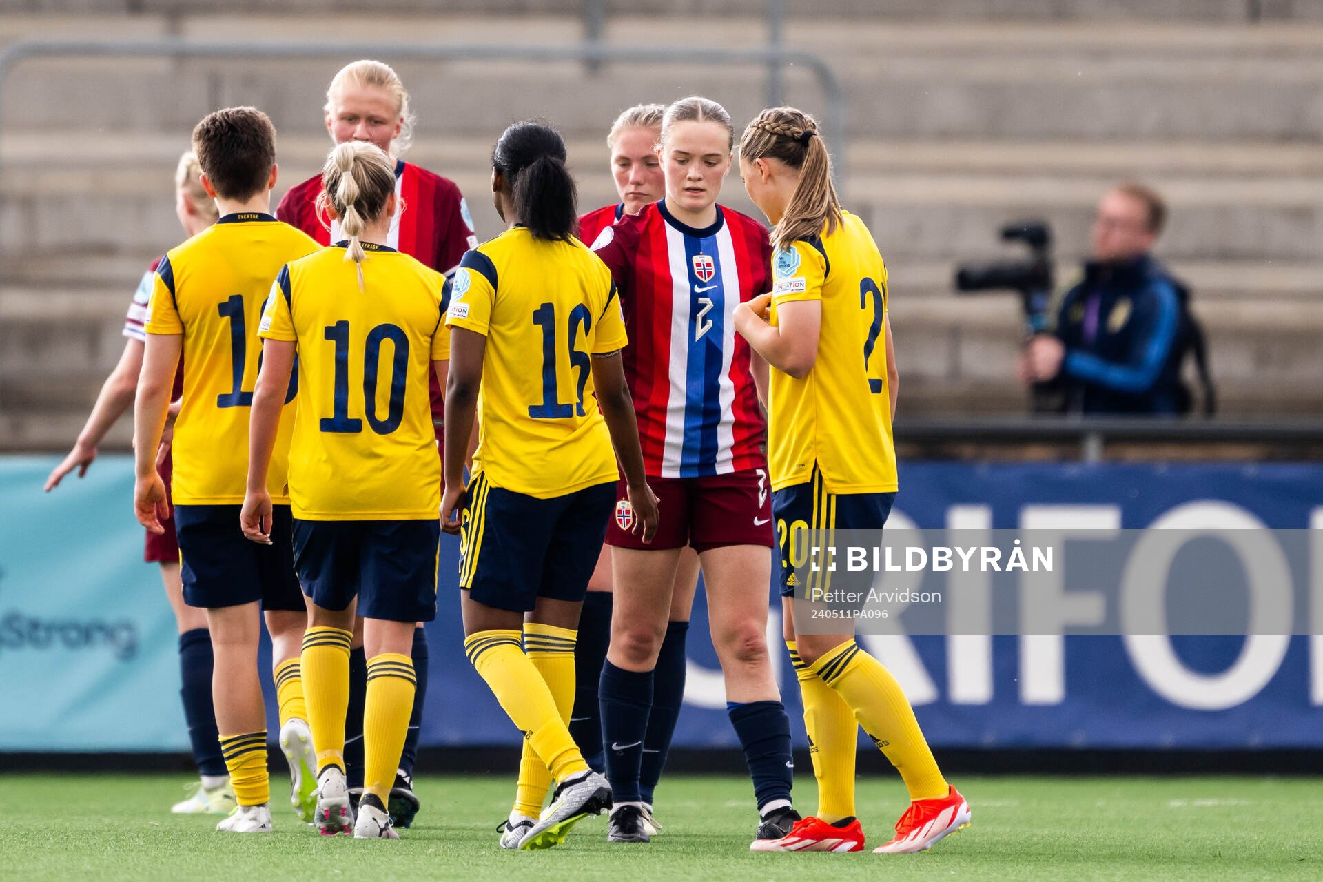 Ina Raaum Andreassen of Norway with Maja Nilsson, Saron