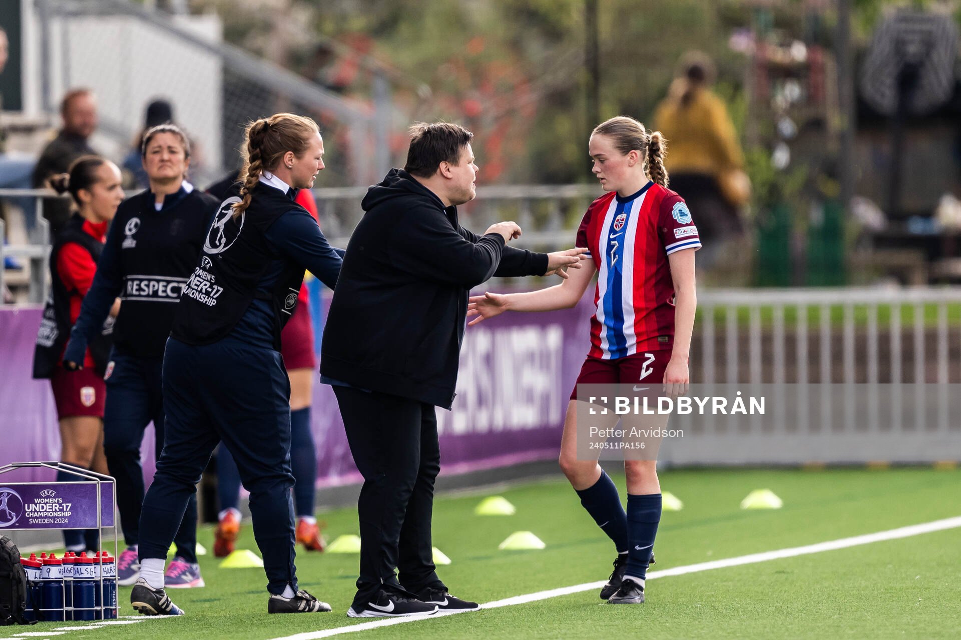 Head coach Børje Sørensen and Ina Raaum Andreassen of Norway during the UEFA European Women’s Under-17 Championship match between Norway and Sweden on May 11, 2024 in Malmö.