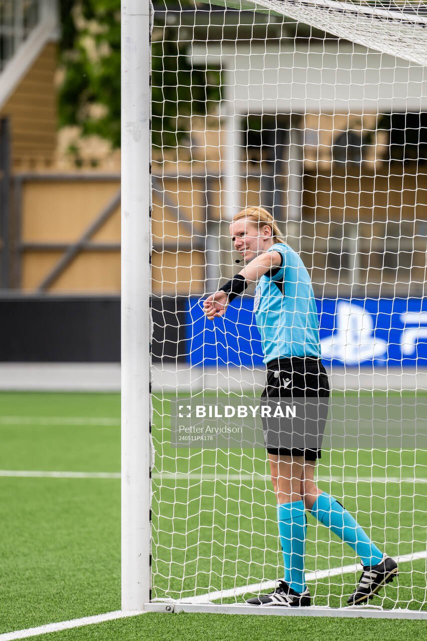 Assistant referees Katrine Stensholm