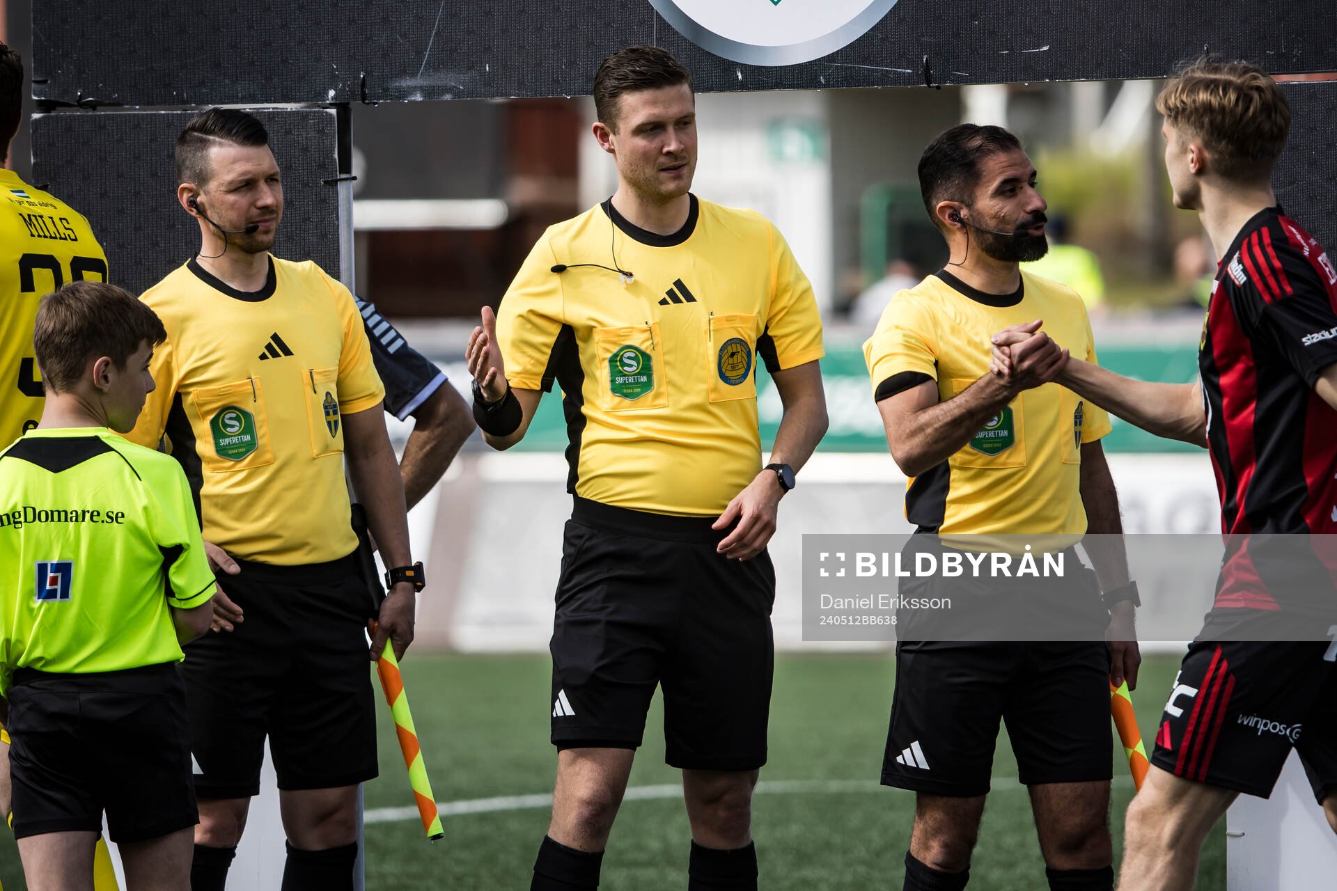 Domare Erik Mattsson och och assisterande domare Danha