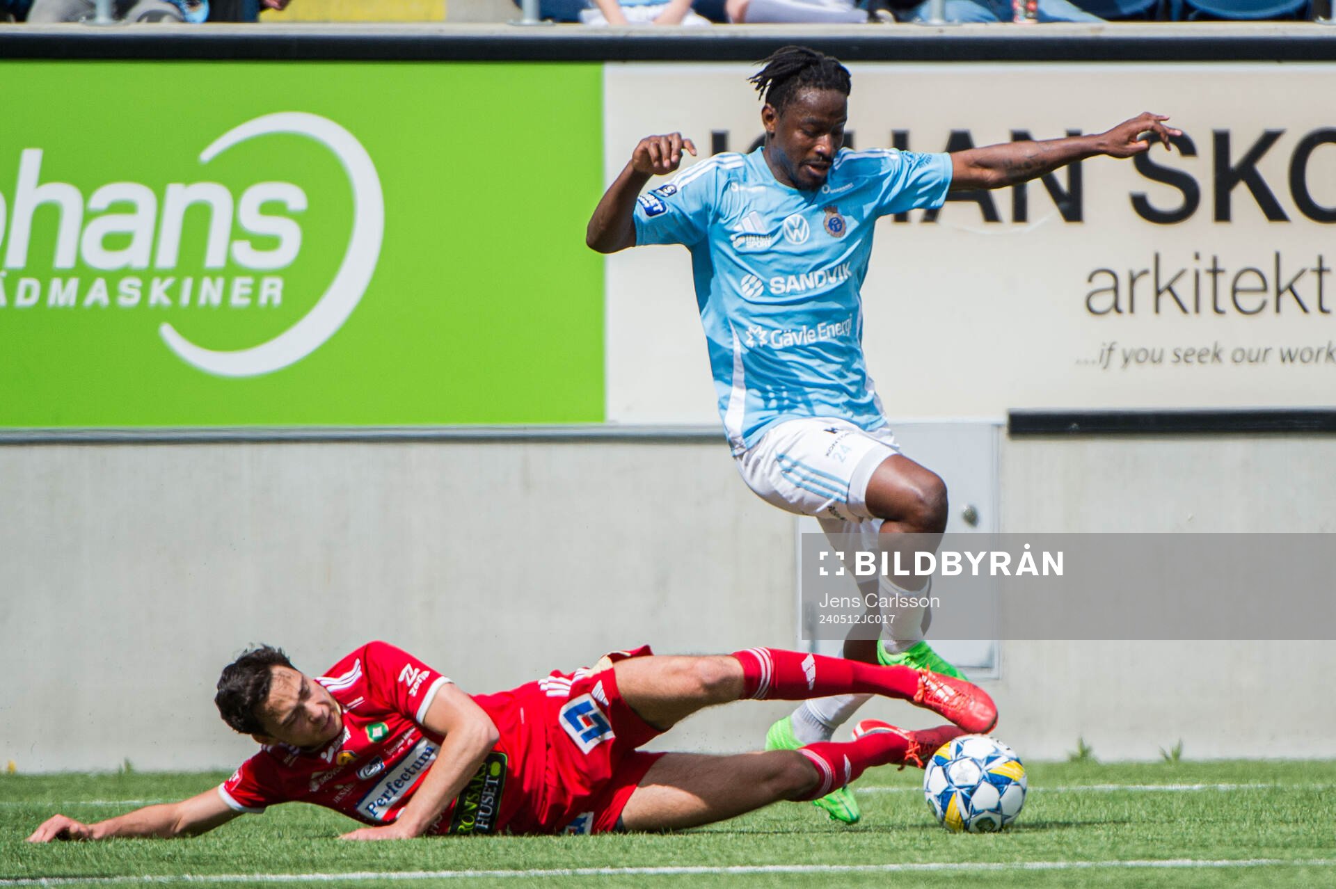 Skövde AIKs Armend Suljev och Gefles York Rafael