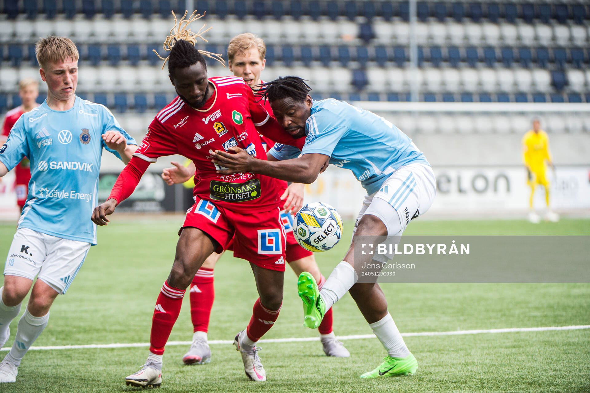 Skövde AIKs Mamudu Moro och Gefles York Rafael