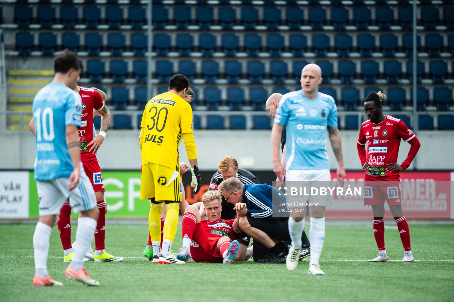 Skövde AIKs Edvin Tellgren har ont och får vård