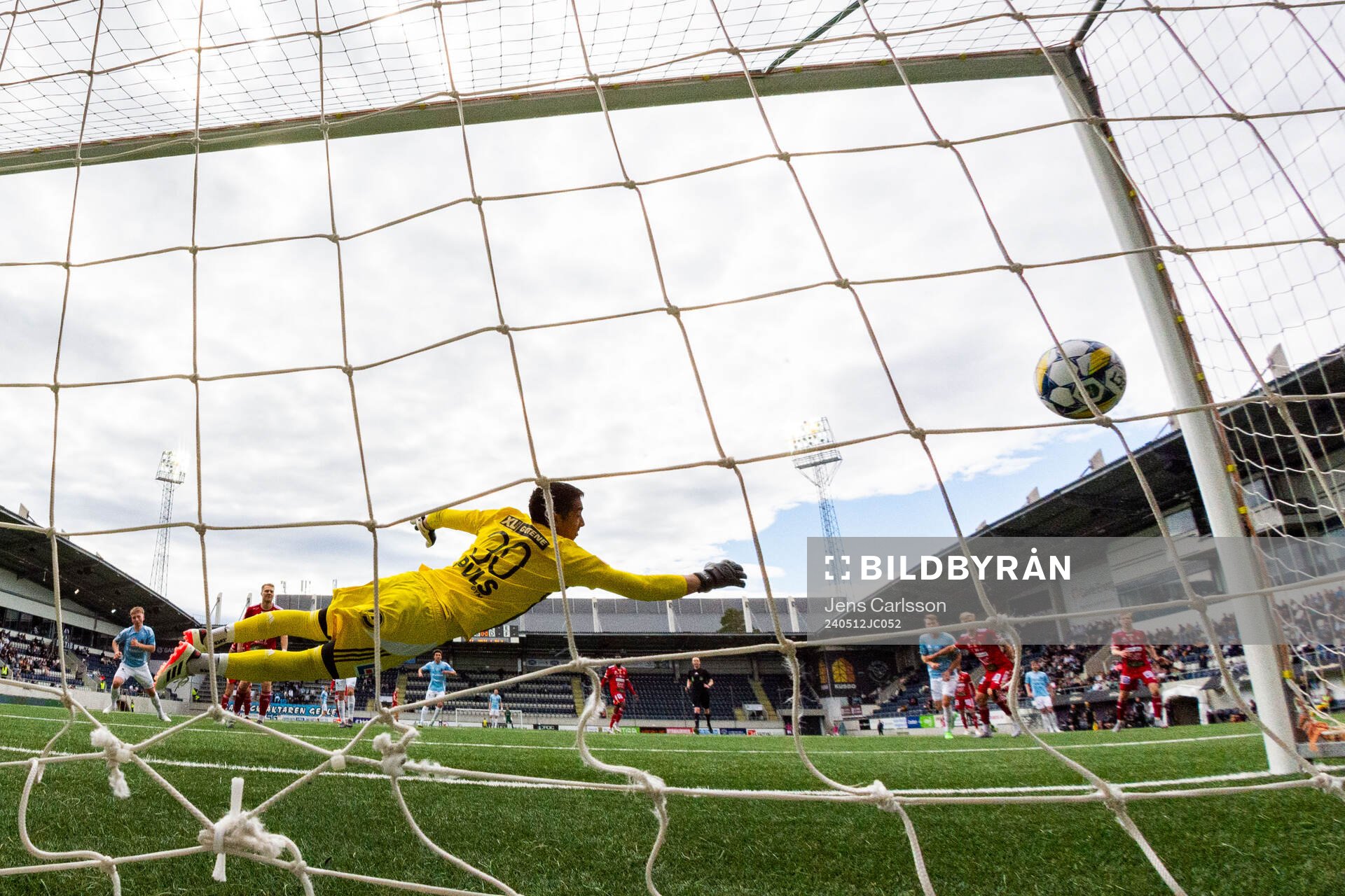 Skövde AIKs målvakt Adrian Zendejas släpper in 1-0 av
