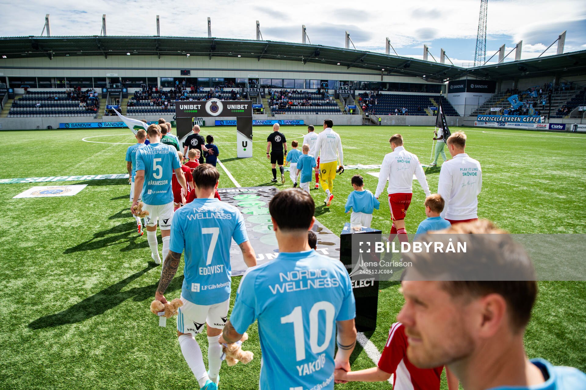 Gefles och Skövde AIKs spelare vid inmarsch