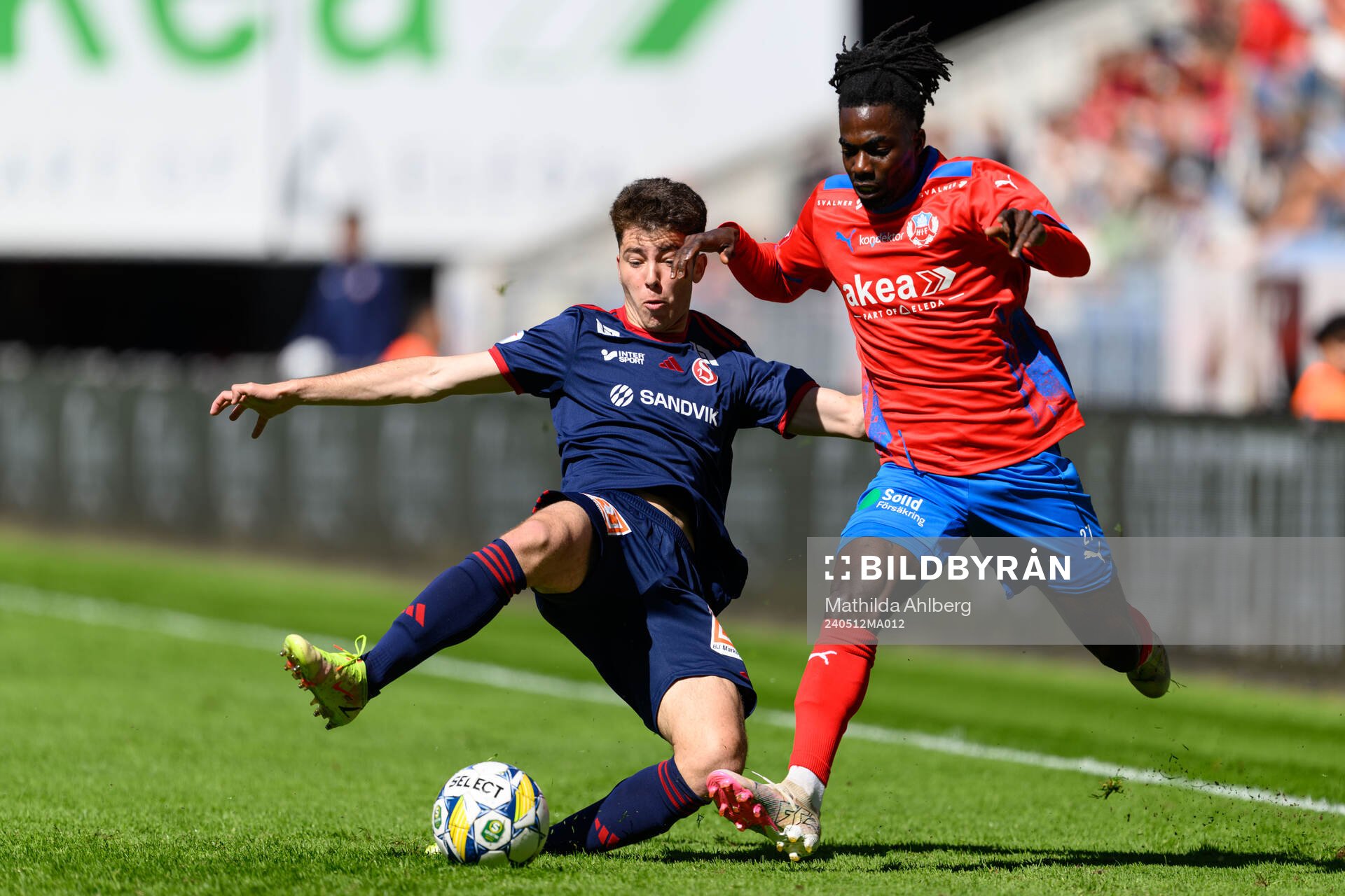 Sandvikens IFs Adam Kiani och Helsingborgs Benjamin Acquah