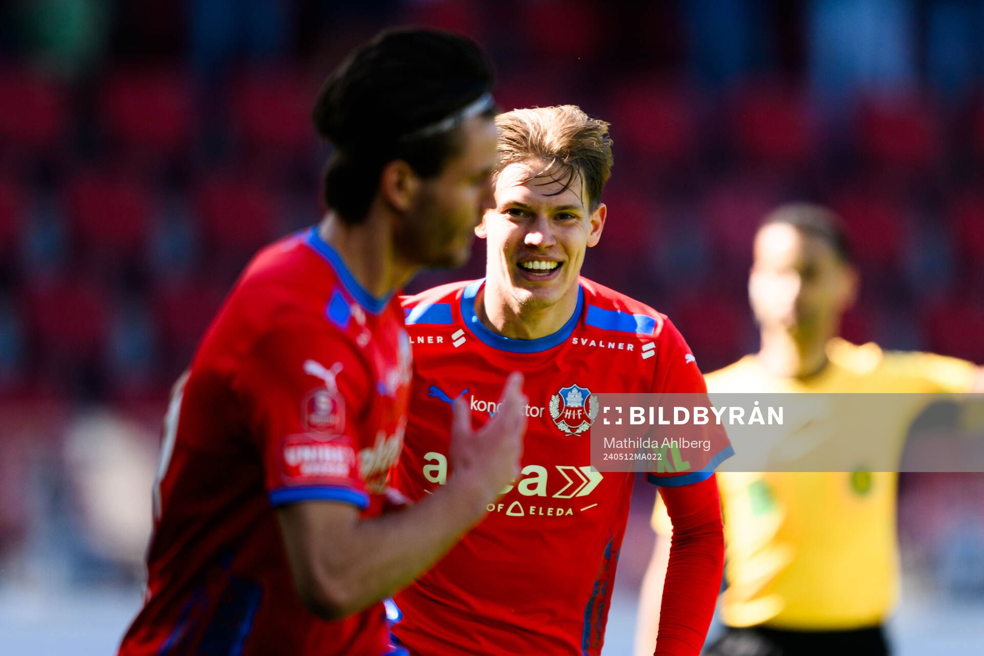 Helsingborgs Wilhelm Loeper och Taylor Silverholt jublar efter 1-0 under fotbollsmatchen i Superettan mellan Helsingborg och Sandvikens IF den 12 maj 2024 i Helsingborg.