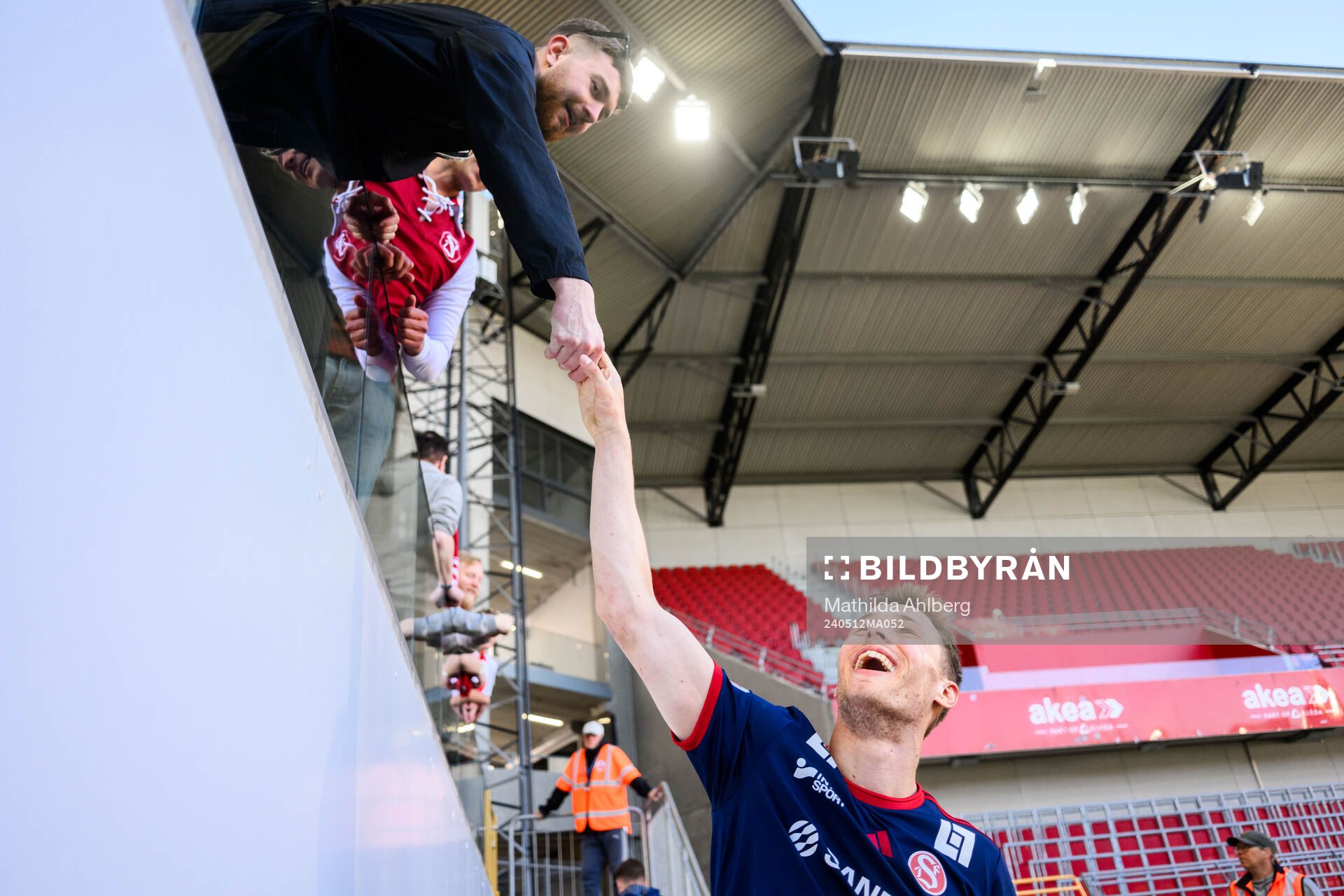Sandvikens IFs Daniel Söderberg jublar med supporter