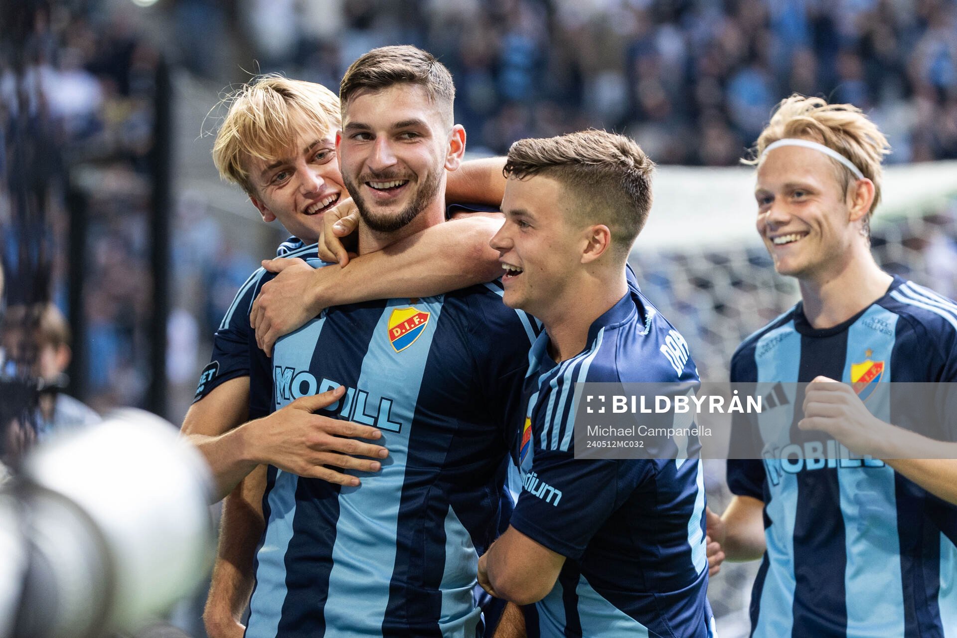 Djurgårdens Besard Sabovic jublar med Oskar Fallenius,