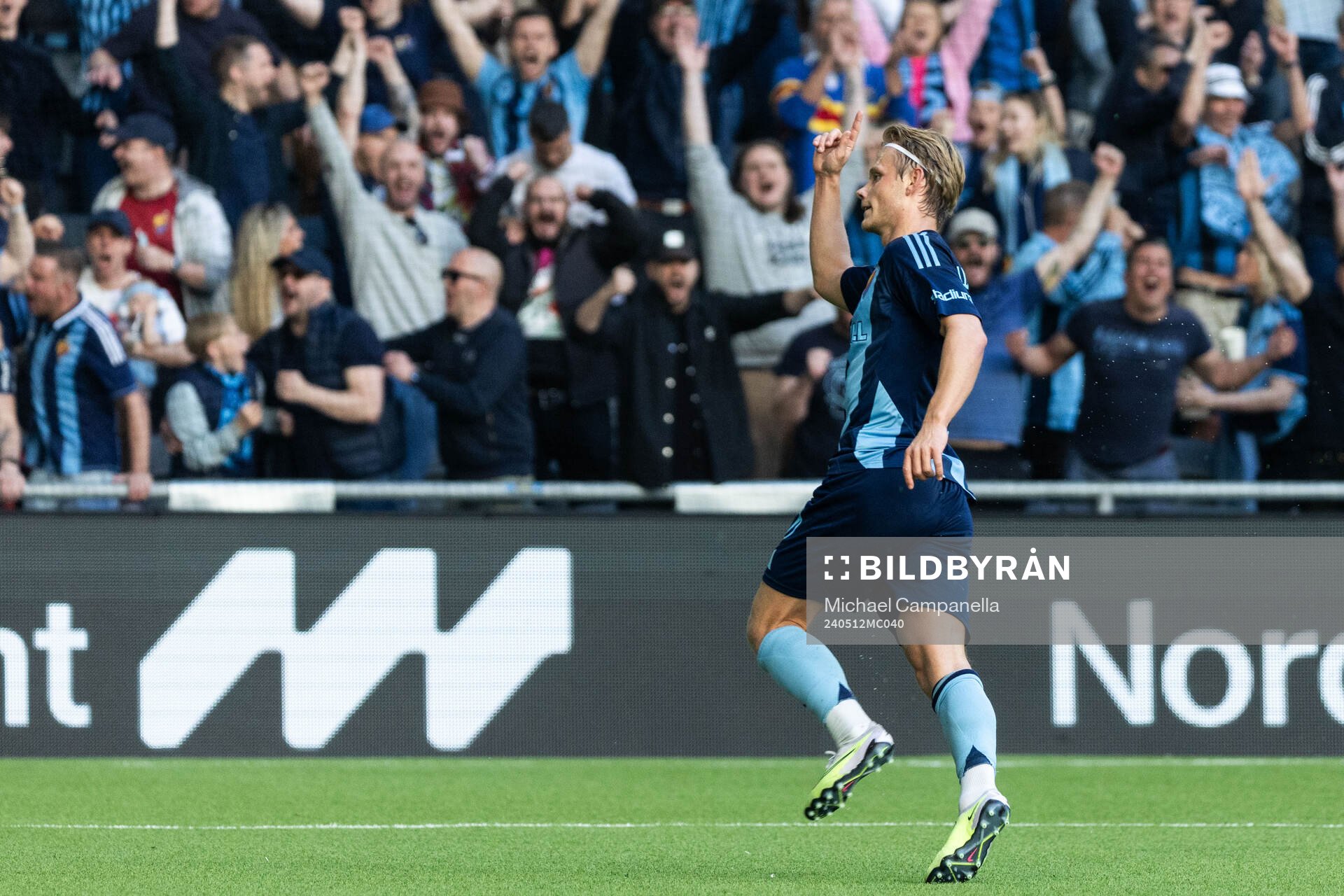 Djurgårdens Tobias Gulliksen jublar efter 2-0 under fotbollsmatchen i Allsvenskan mellan Djurgården och Elfsborg den 12 maj 2024 i Stockholm.