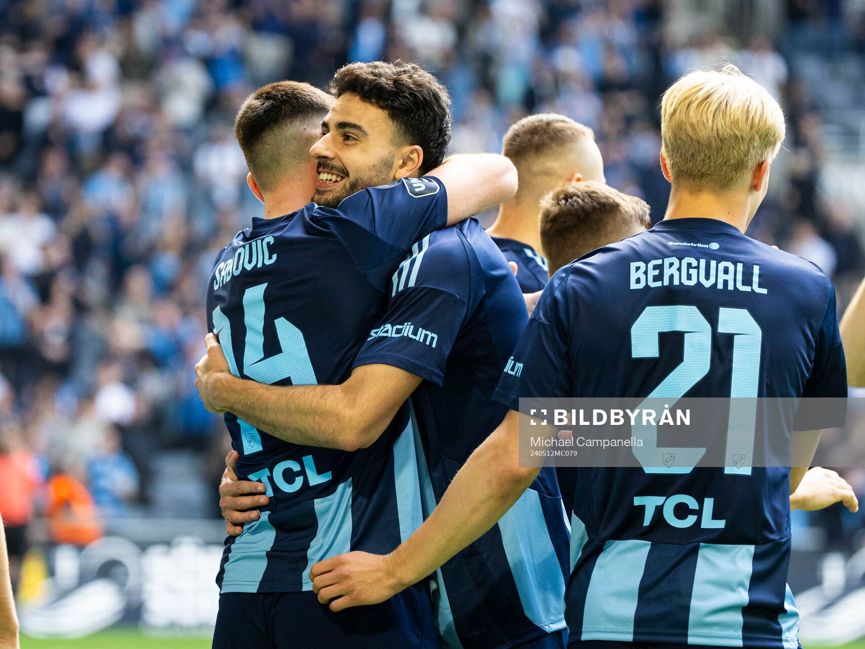 Djurgårdens Besard Sabovic jublar med Deniz Hummet