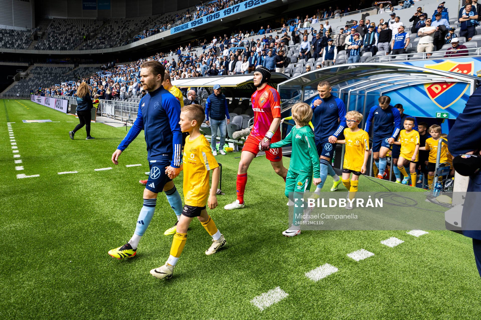 Djurgårdens spelarna kommer ut på planen