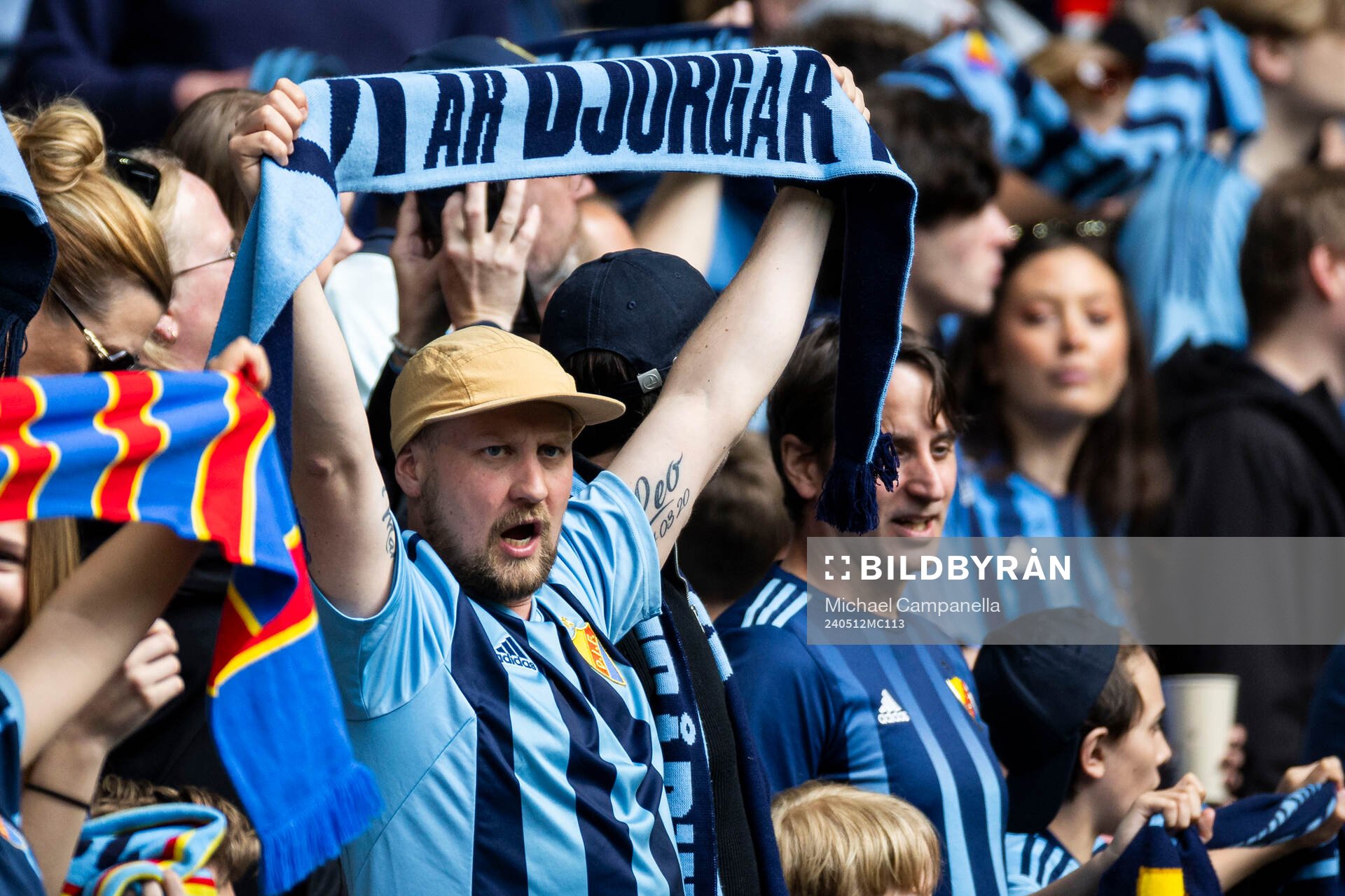 Djurgårdens supportrarna med halsdukar