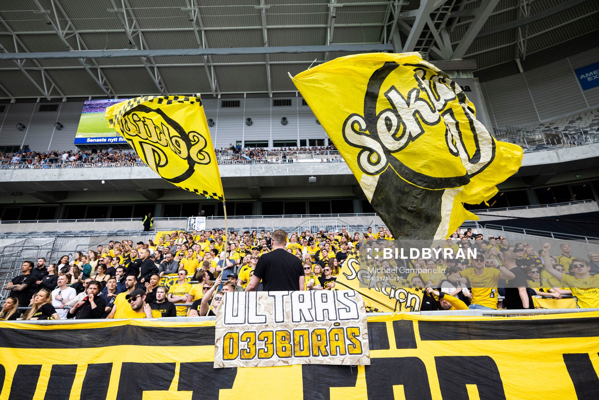 Elfsborgs supportrarna med flaggor