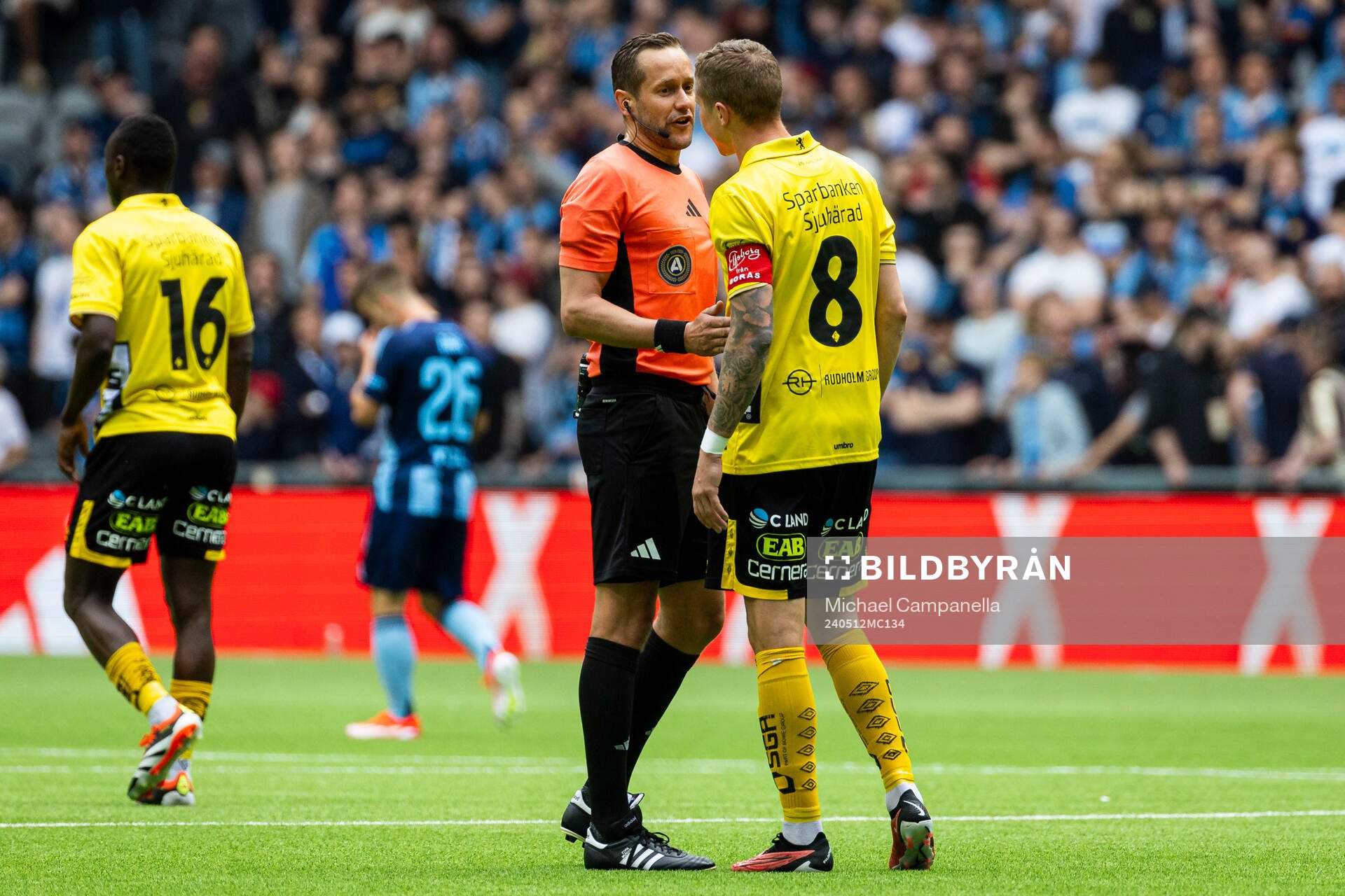 Elfsborgs Sebastian Holmen och Domare Victor Wolf