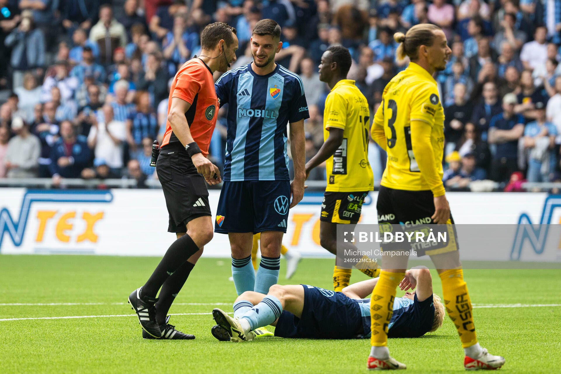 Djurgårdens Besard Sabovic och Domare Victor Wolf