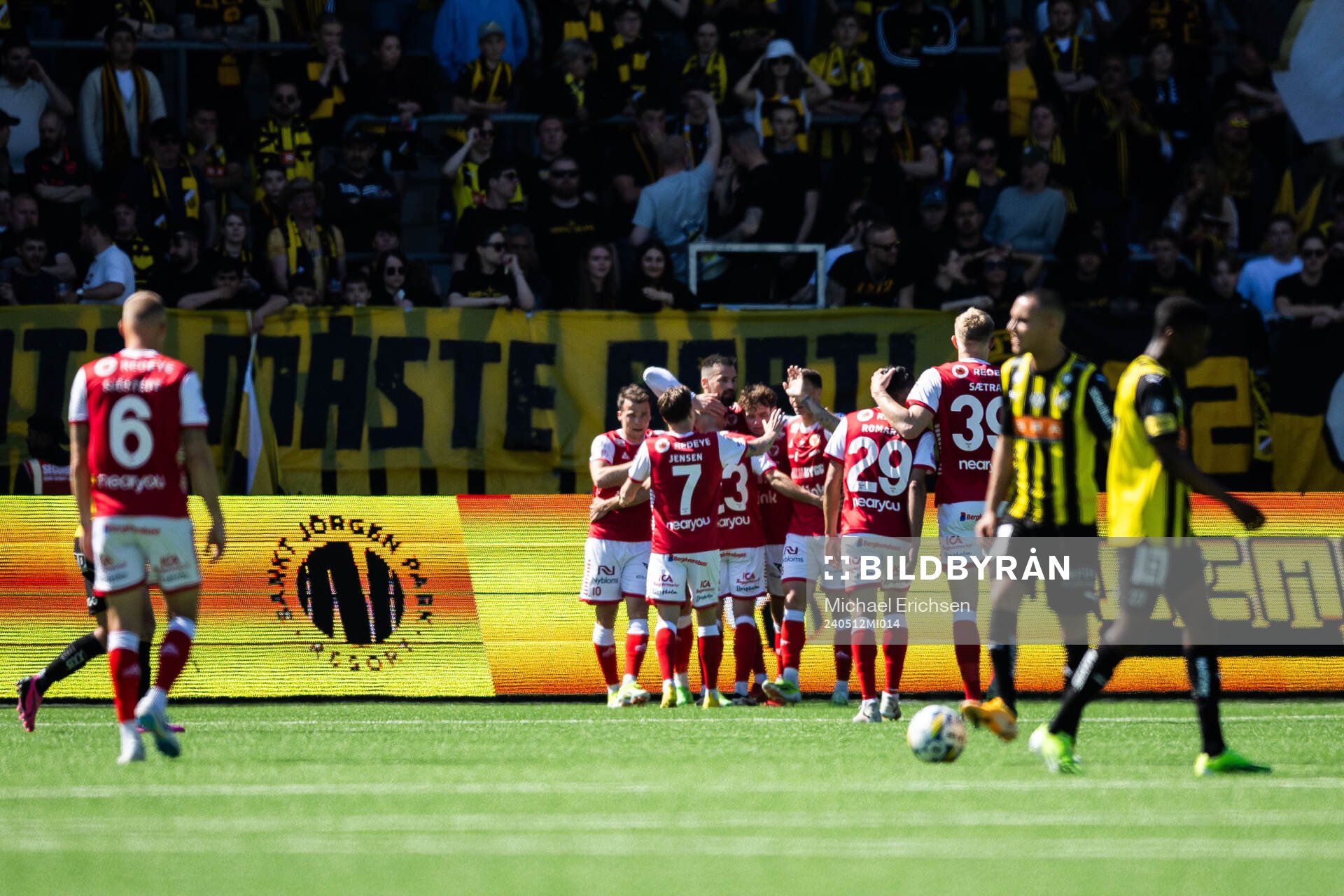 Kalmars Jacob Trenskow jublar med lagkamrater