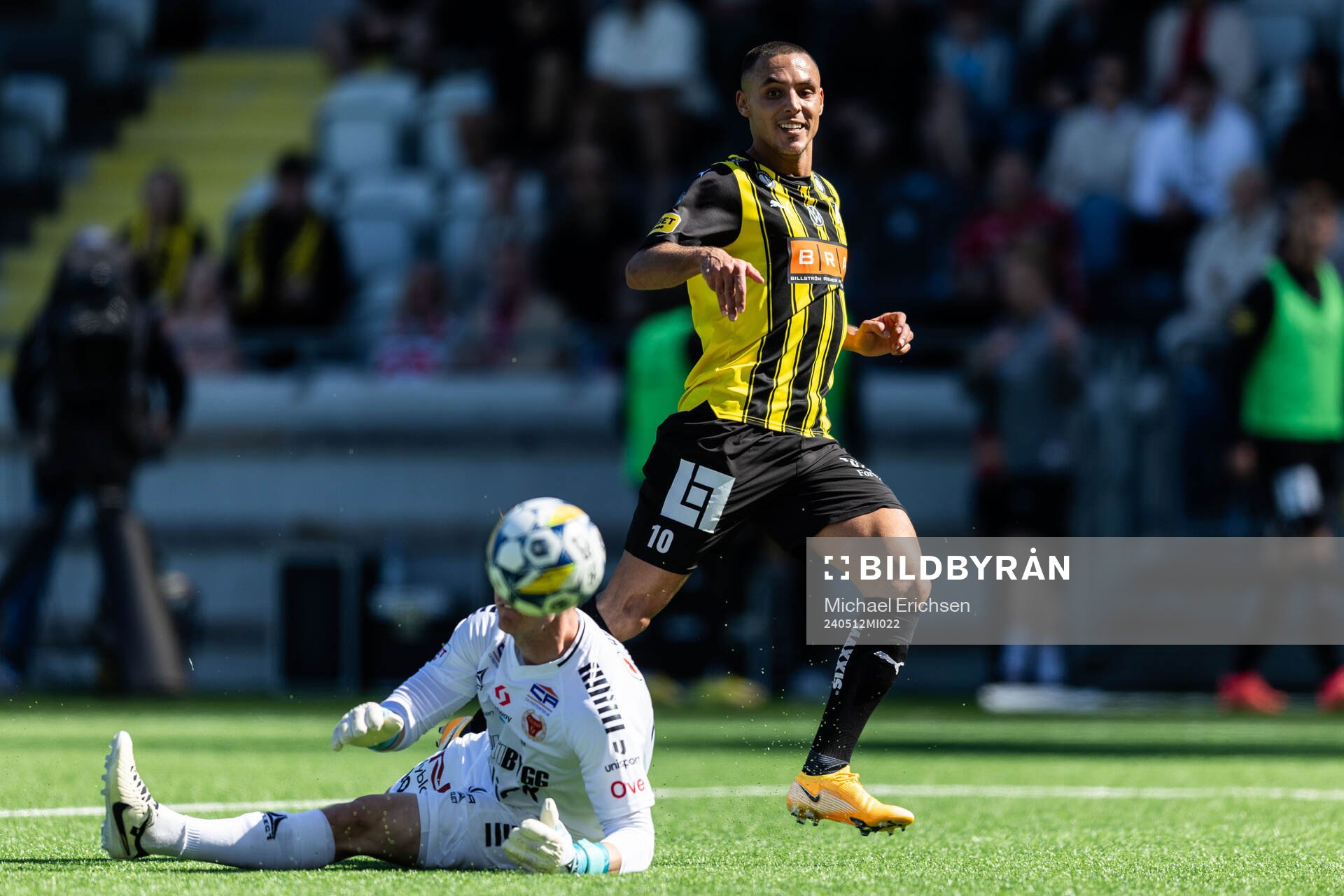 Häckens Ali Youssef och  Kalmars målvakt Jakob Kindberg