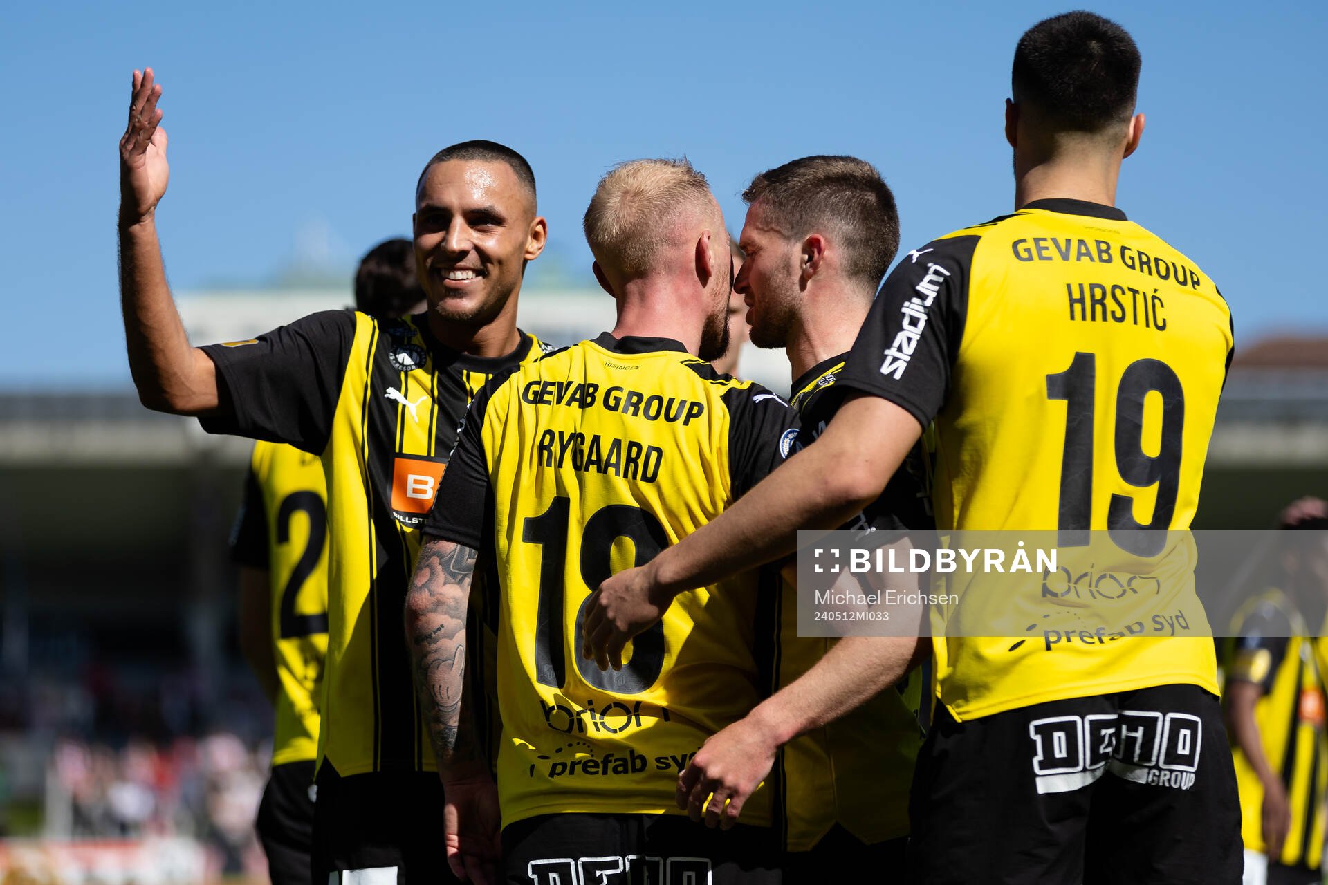 Häckens Mikkel Rygaard Jensen jublar med lagkamrater