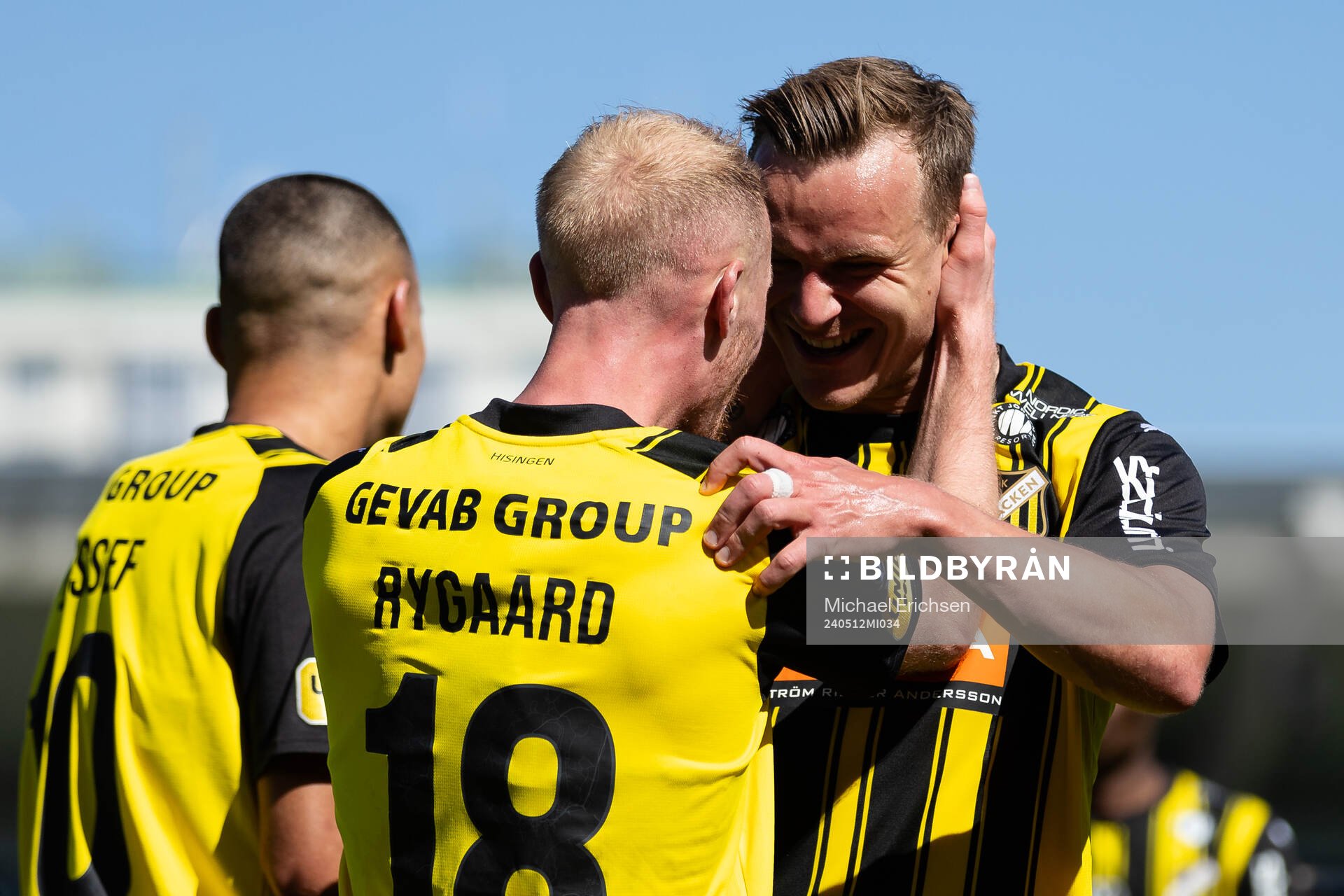 Häckens Mikkel Rygaard Jensen jublar ihop med Marius Lode efter 3-1 under fotbollsmatchen i Allsvenskan mellan Häcken och Kalmar den 12 maj 2024 i Göteborg.