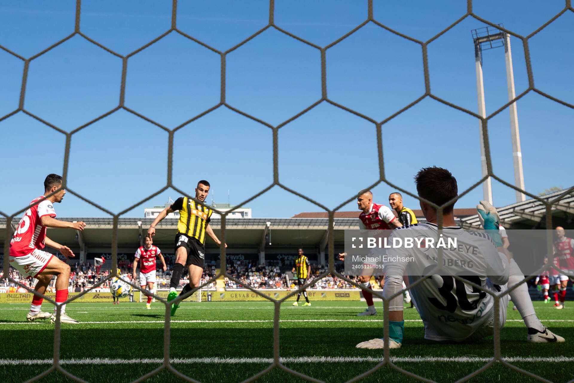 Häckens Srdjan Hrstic skjuter 2-1 i mål bakom Kalmars