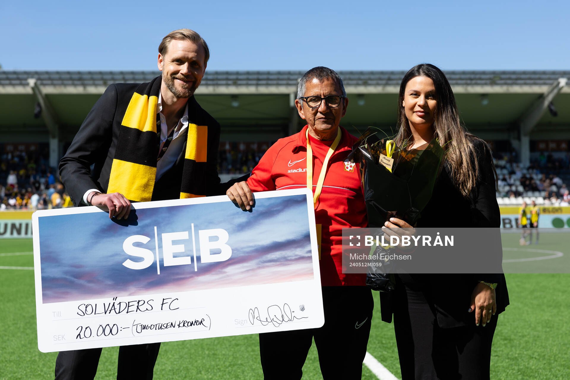Häckens klubbchef Marcus Jodin och projektledare Panteha Milanian delar ut 2024 års Vägen Framåt-pris till eldsjälen Hector Valeria och Biskopsgårdsföreningen Solväders FC i halvtid av fotbollsmatchen i Allsvenskan mellan Häcken och Kalmar den 12 maj 2024 i Göteborg.