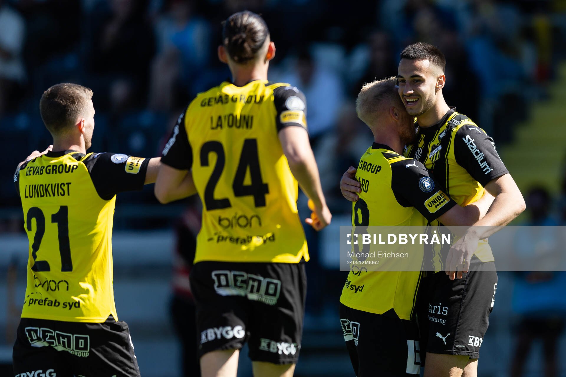 Häckens Srdjan Hrstic jublar med lagkamrater