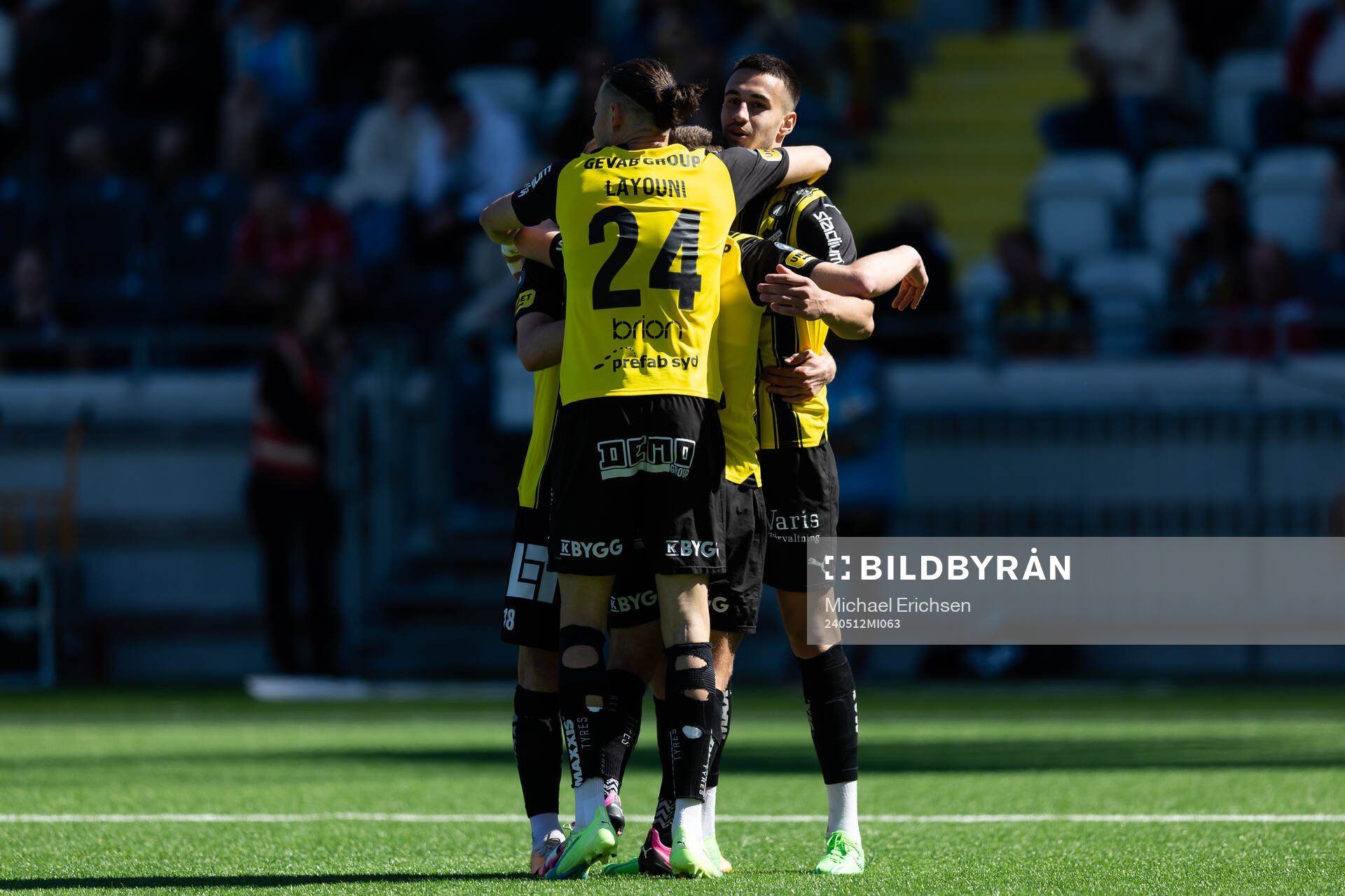 Häckens Srdjan Hrstic jublar med lagkamrater