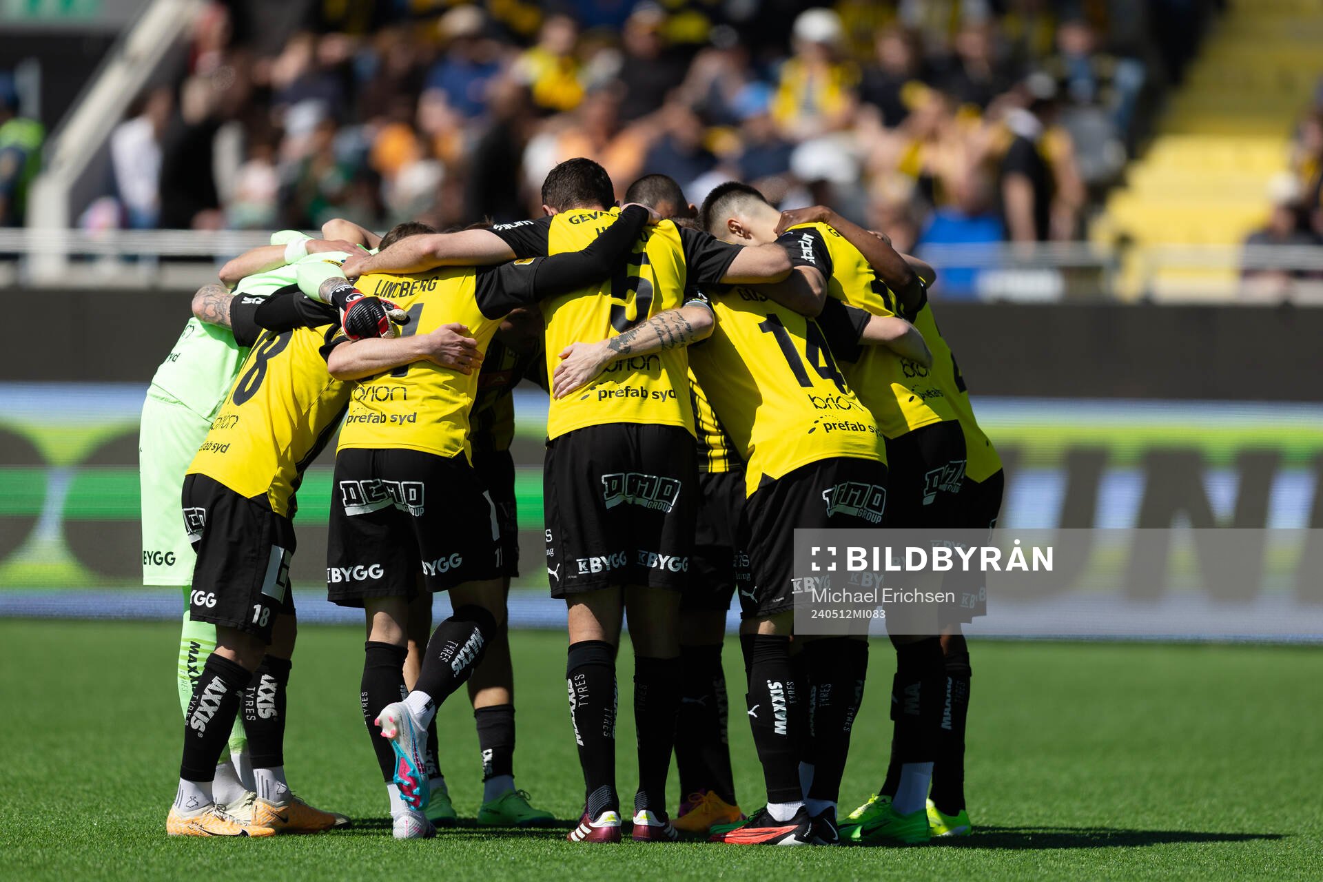Häckens spelare samlade innan fotbollsmatchen i