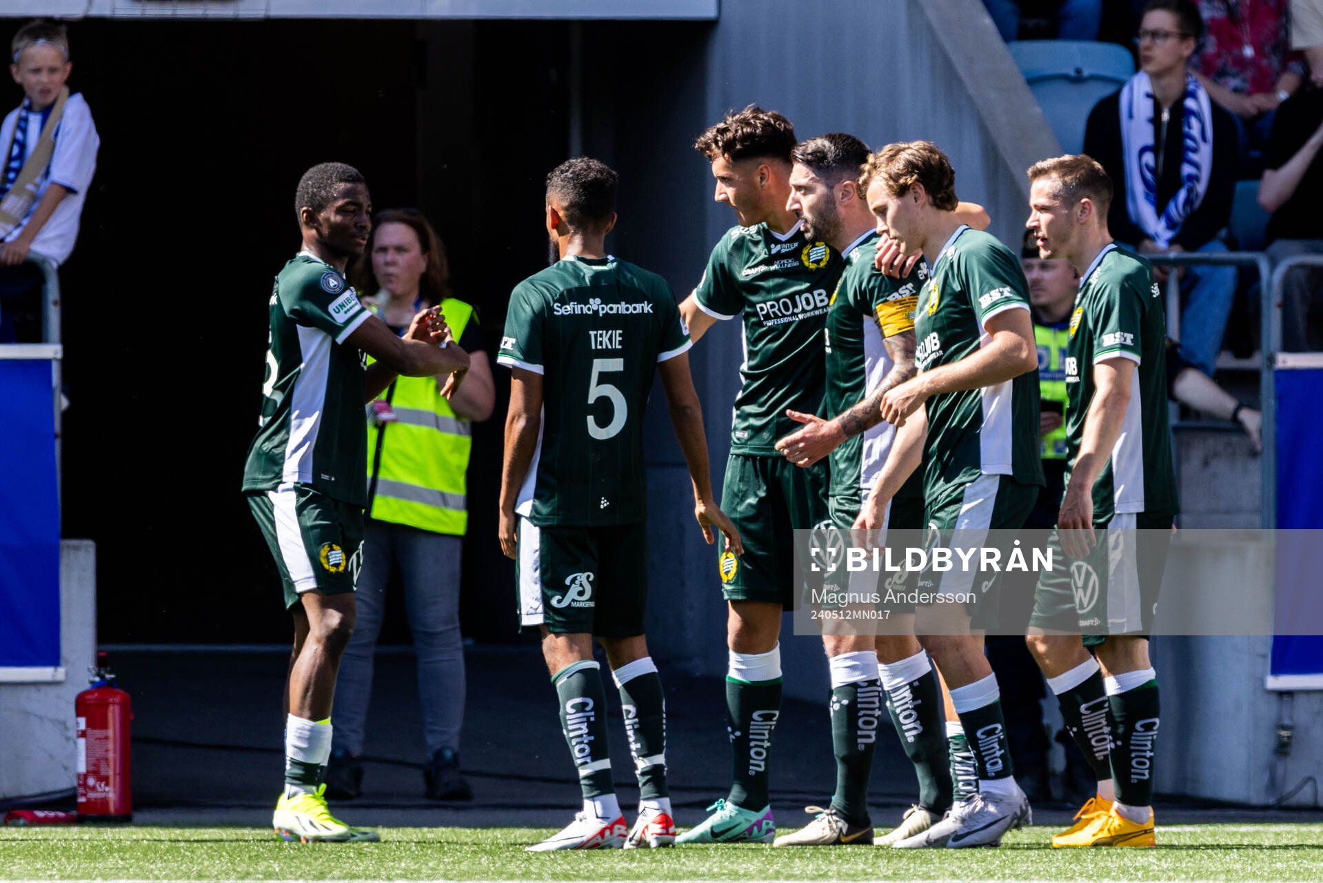 Hammarbys Deniz Gul jublar med lagkamrater