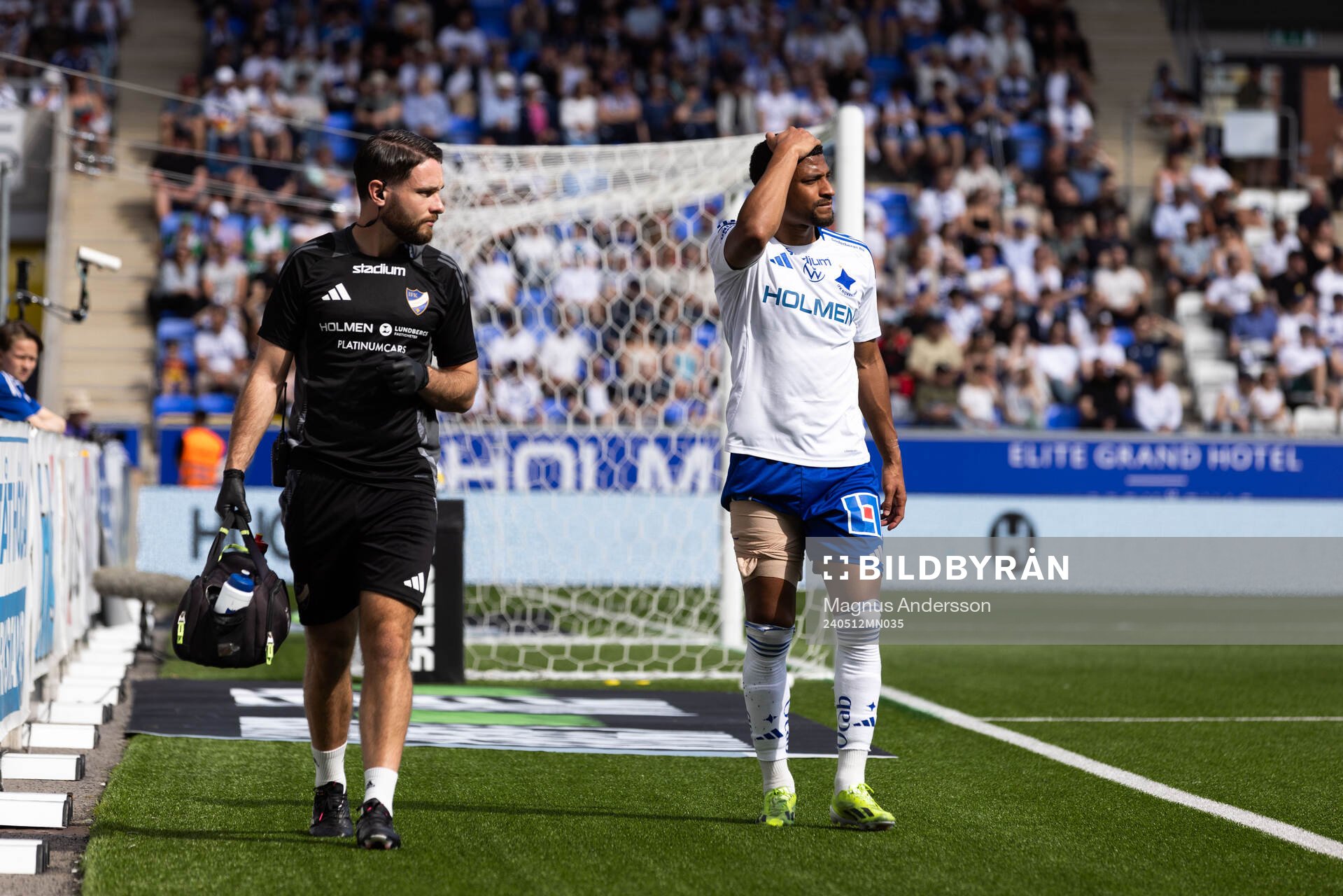 IFK Norrköpings Joseph Ceesay lämnar planen skadad