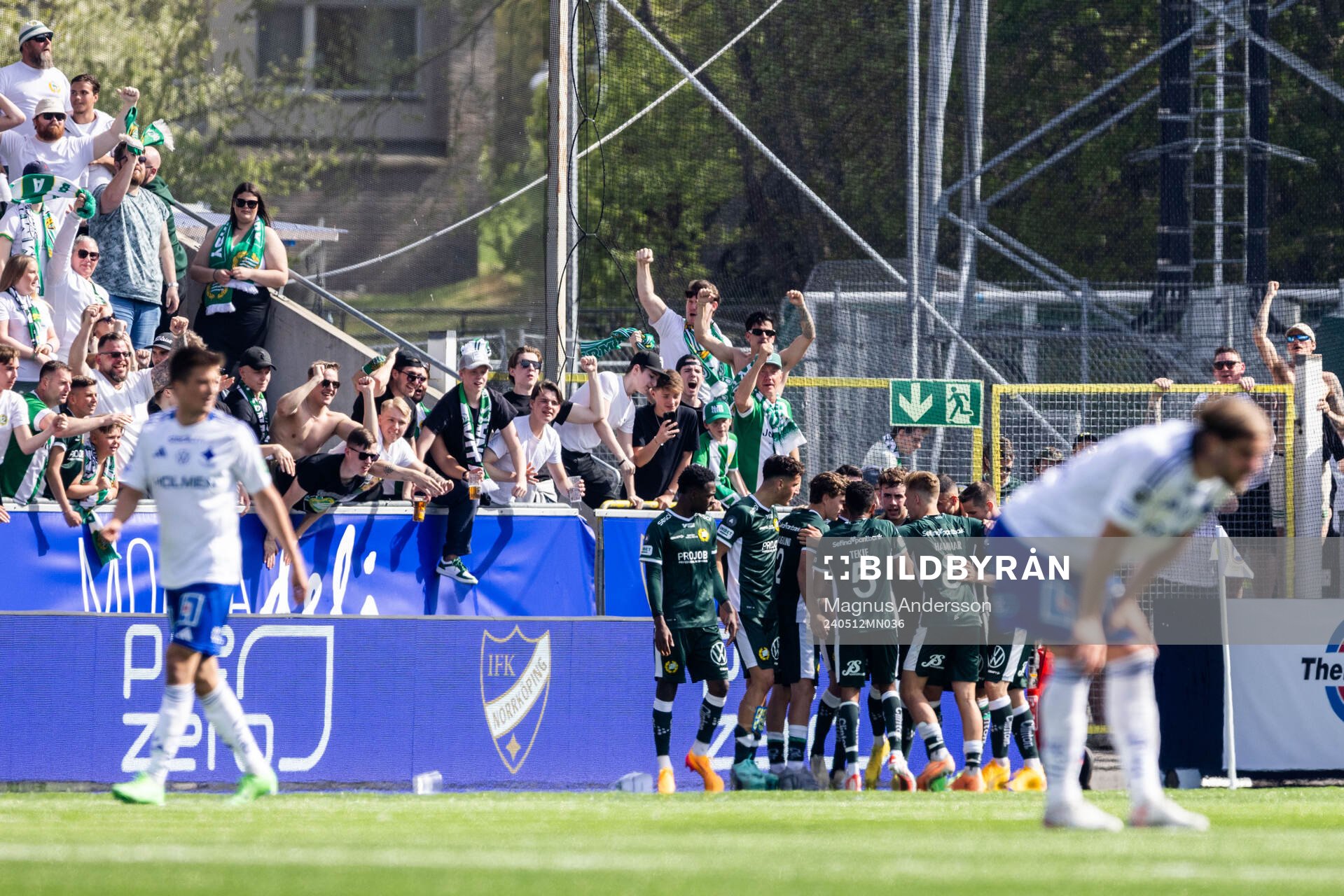 Hammarbys Marc Llinares Barragan jublar med lagkamrater
