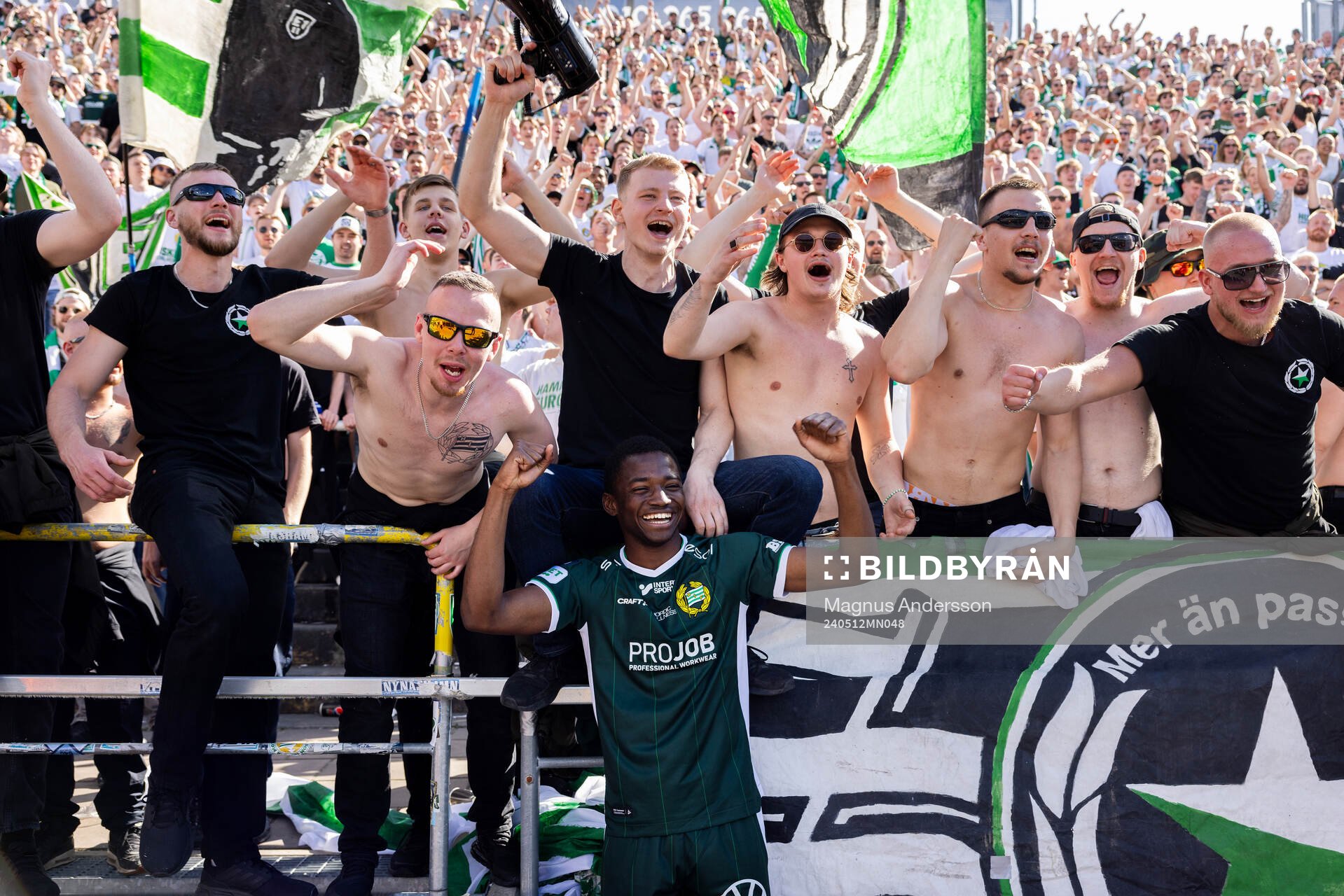 Hammarbys Bouzomana Toure jublar med supportrar