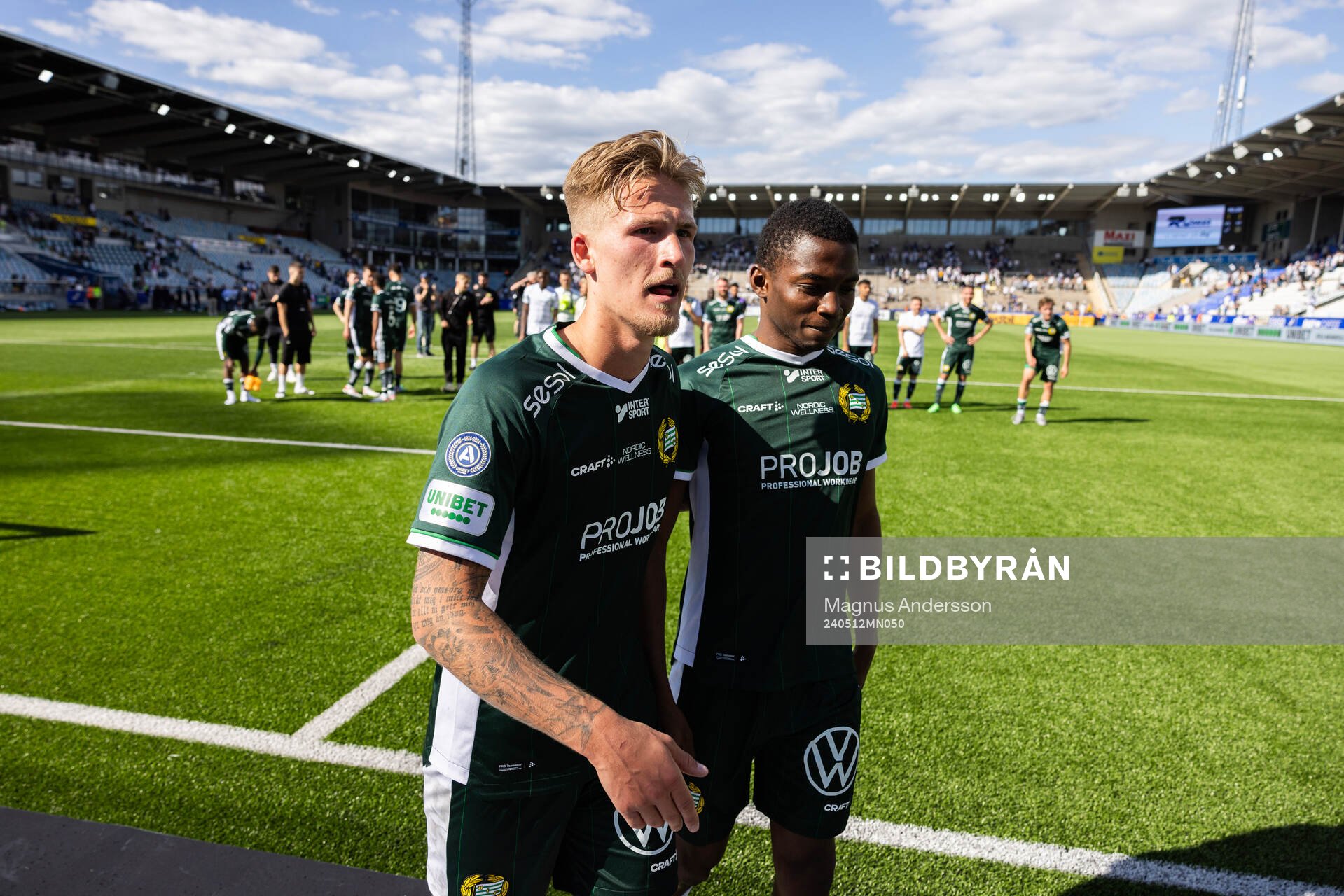 Hammarbys Fredrik Hammar och Bouzomana Toure efter fotbollsmatchen i Allsvenskan mellan IFK Norrköping och Hammarby den 12 maj 2024 i Norrköping.
