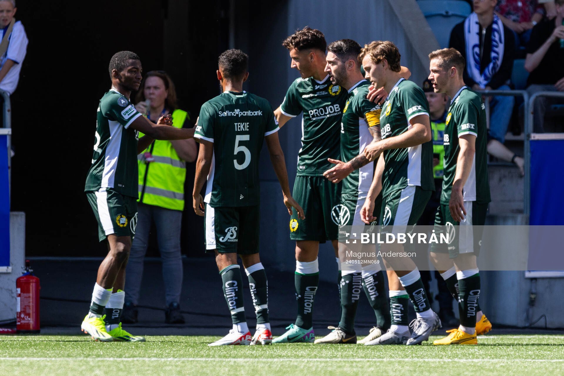 Hammarbys Deniz Gul jublar med lagkamrater