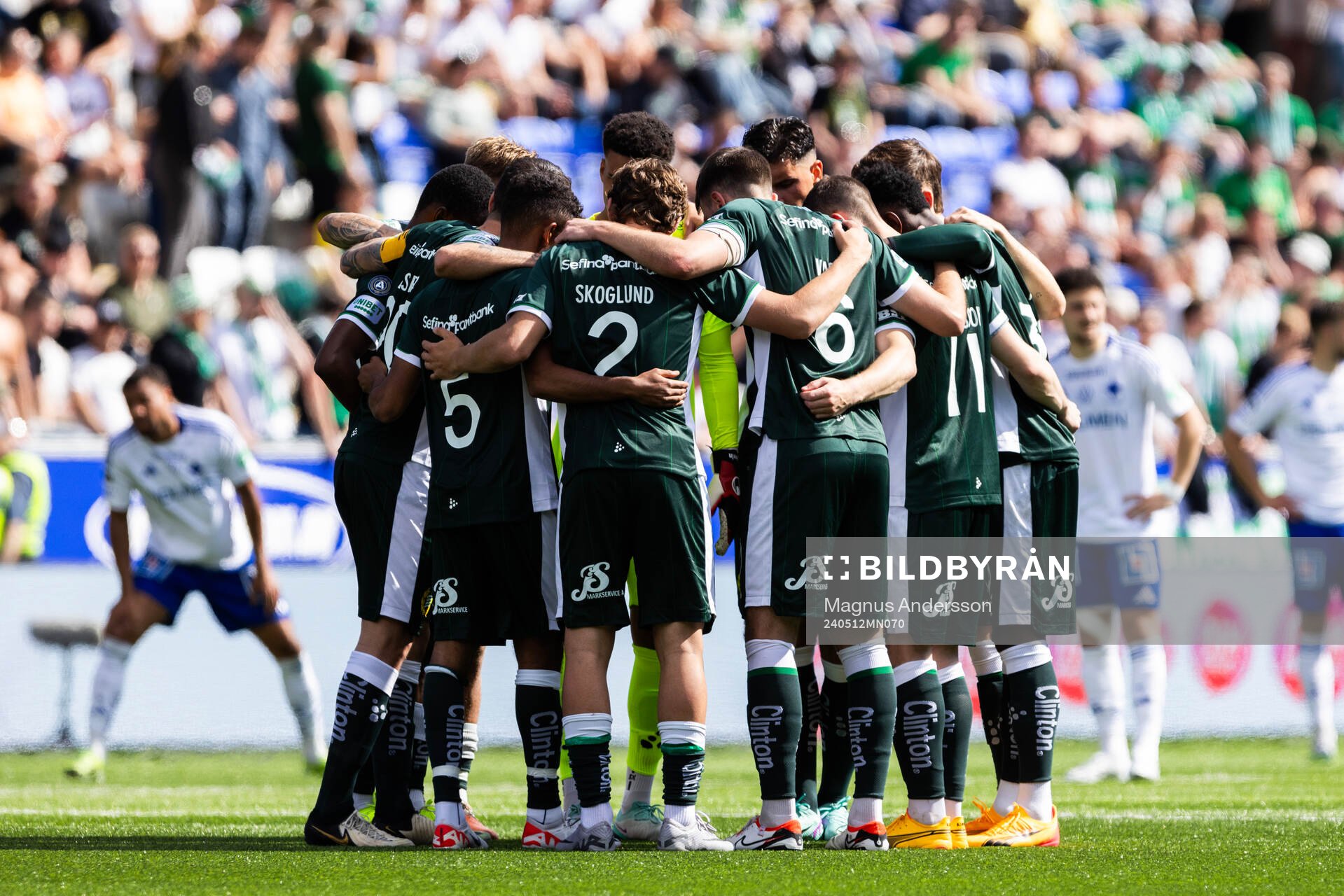 Hammarbys spelare samlas inför andra halvlek av fotbollsmatchen i Allsvenskan mellan IFK Norrköping och Hammarby den 12 maj 2024 i Norrköping.