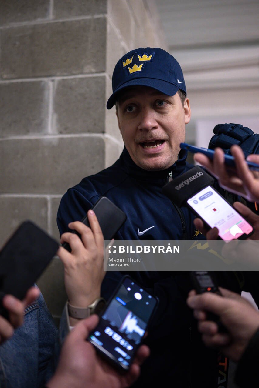 Head coach Sam Hallam of Sweden