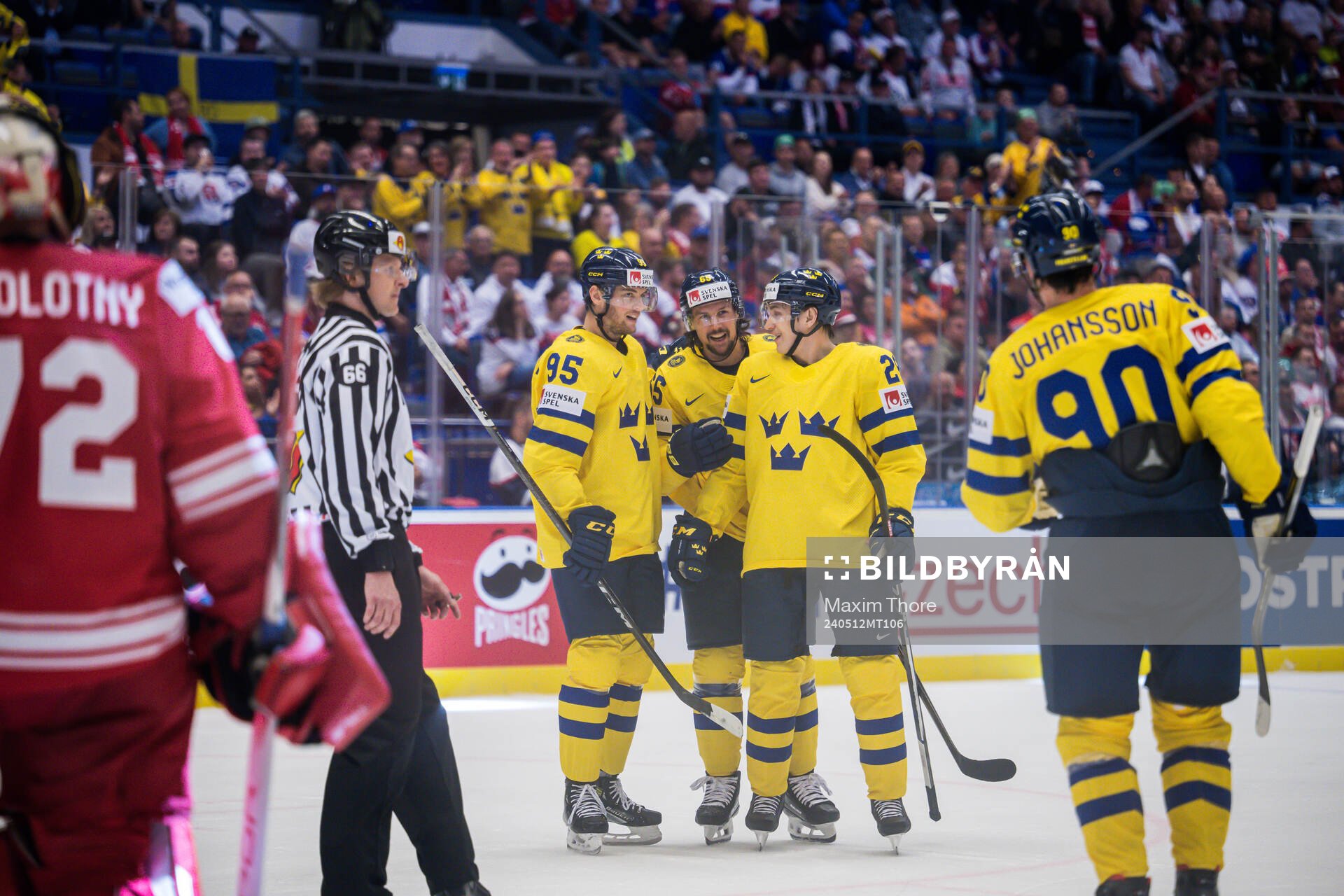 André Burakovsky and Pontus Holmberg celebrate with Erik