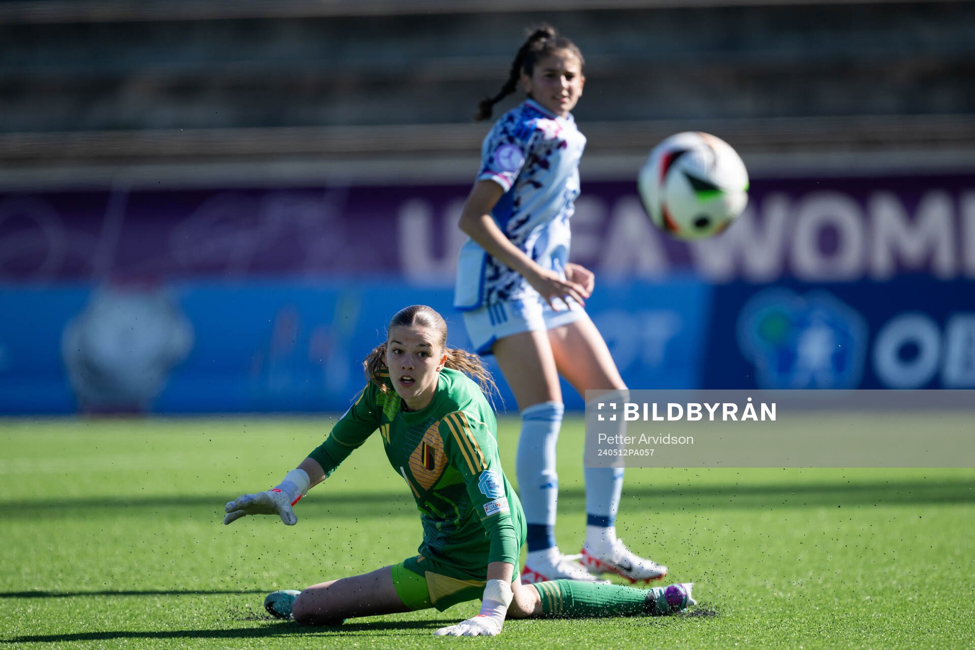 Lucia Rivas of Spain and goalkeeper Aude Waldbillig of