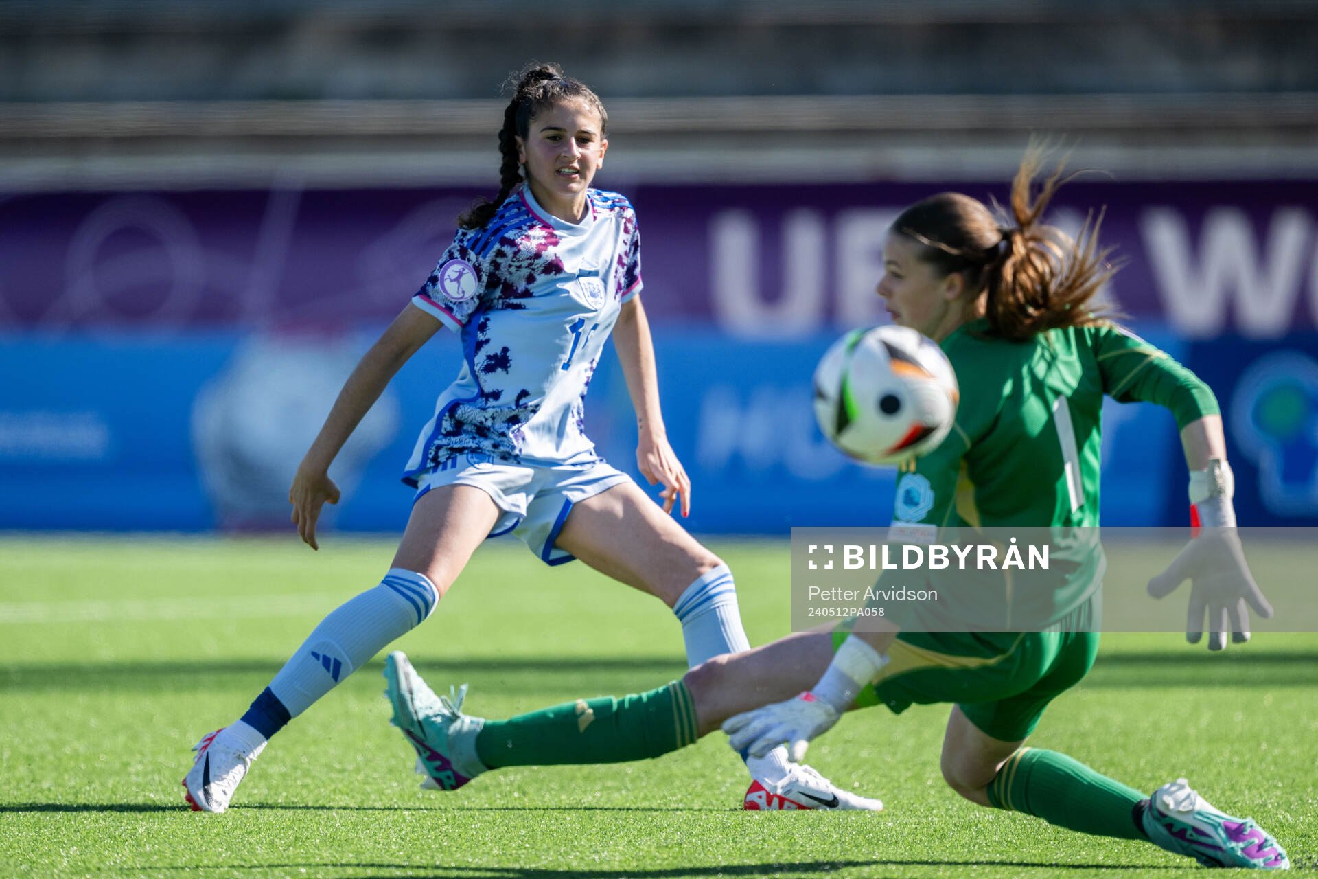 Lucia Rivas of Spain and goalkeeper Aude Waldbillig of