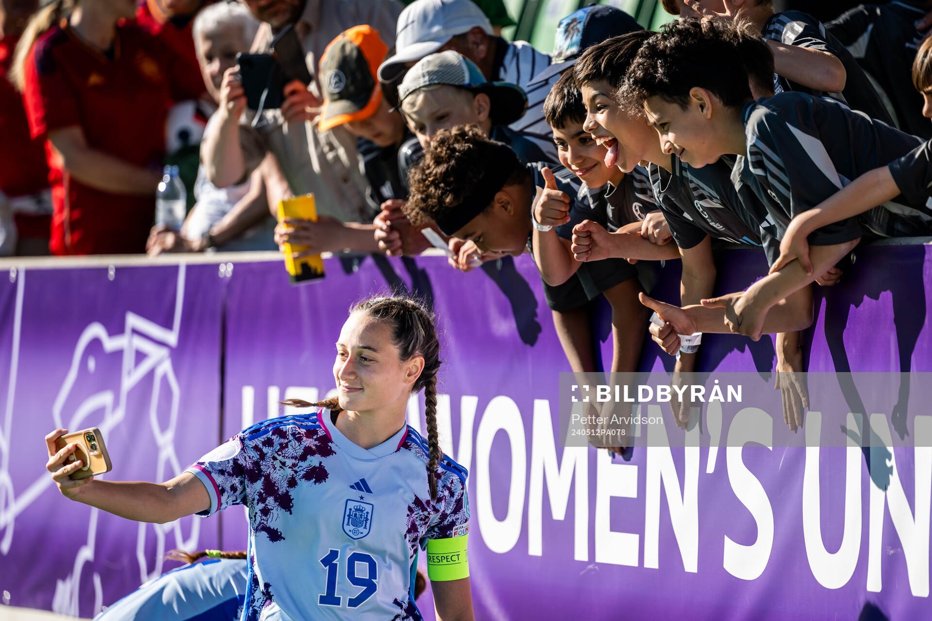 Alba Cerrato of Spain takes a selfie with fans