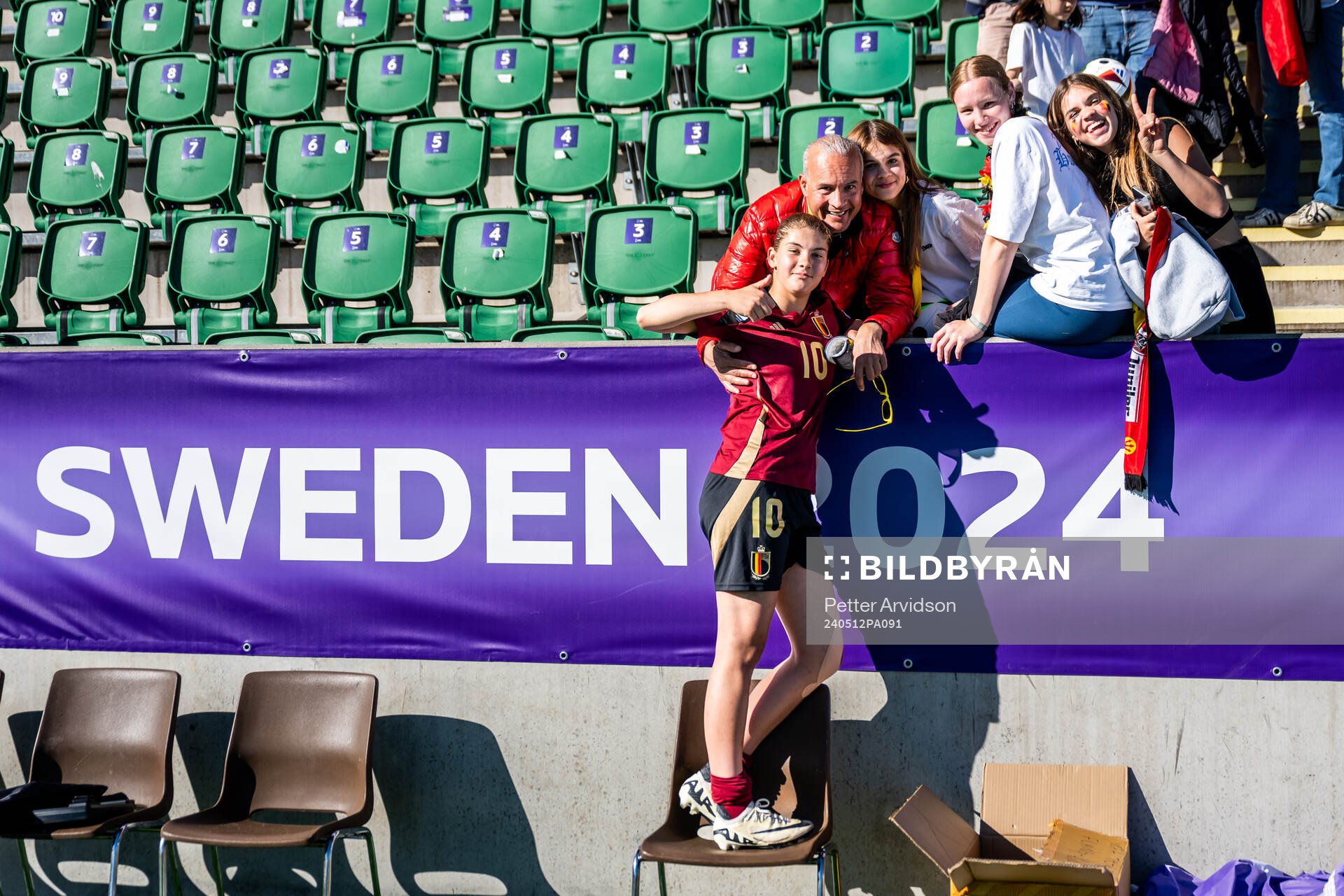 Oliwia Loeman of Belgium with family in the stands