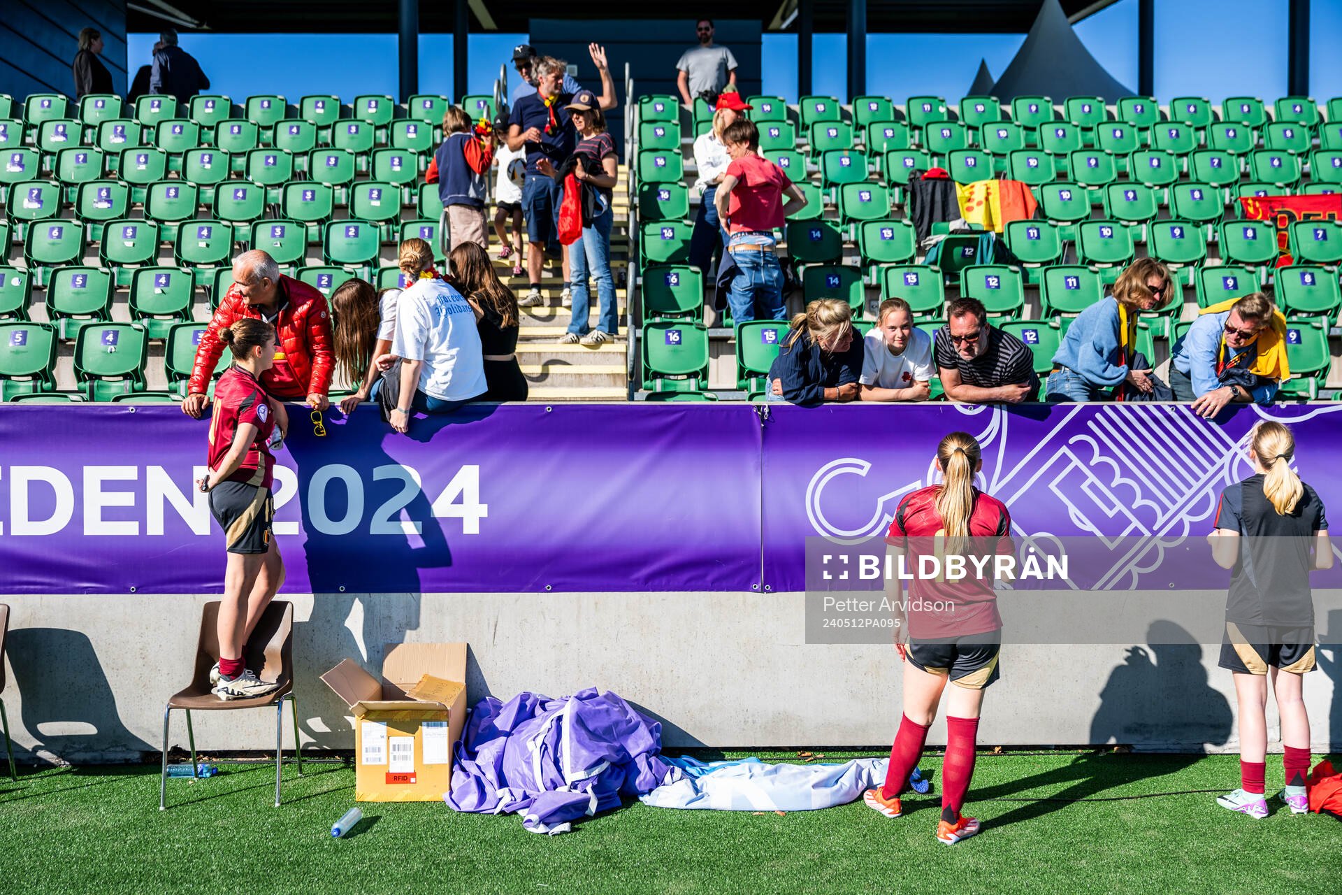 Oliwia Loeman and Finne Van Looveren of Belgium talks with